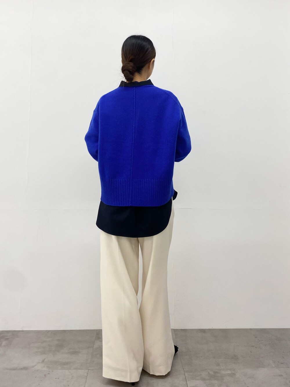 ブルー系のニット/セーター、ブルー系のニット/セーター、ブルー系のシャツ/ブラウスを着用したレディースの秋コーディネートの4枚目の写真