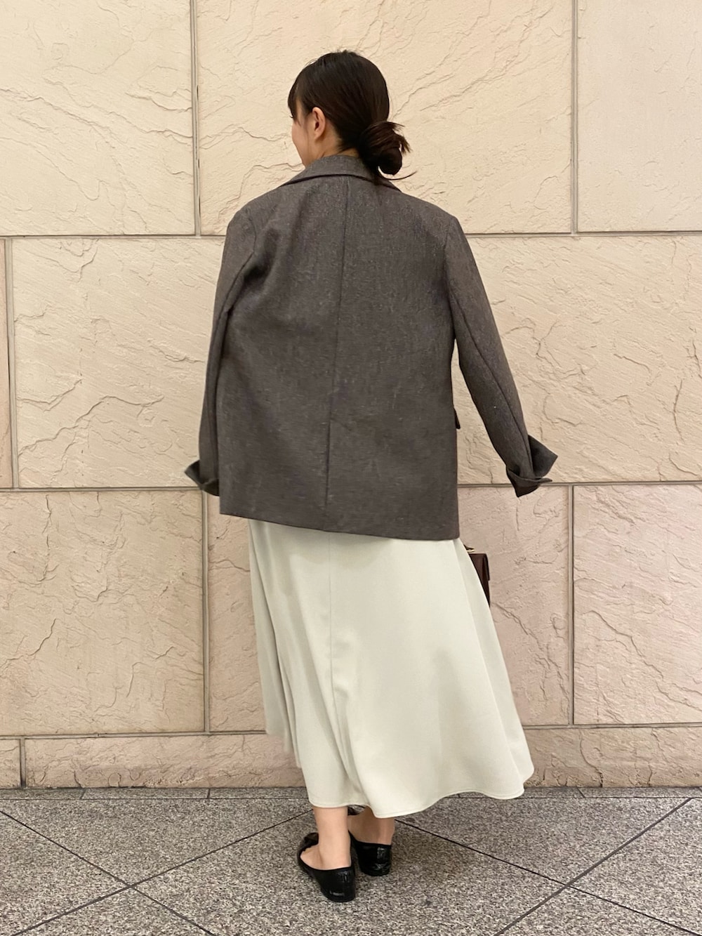 ブラウン系のその他アウター、ベージュ系のワンピース、ブラウン系のショルダーバッグを着用したレディースの秋コーディネートの2枚目の写真