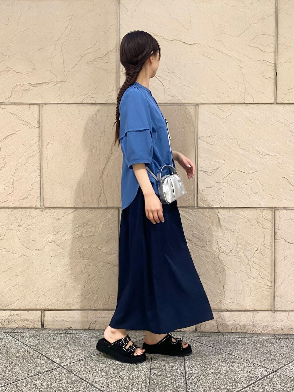 シルバー系のハンドバッグ、ブルー系のその他パンツ、ブルー系のシャツ/ブラウスを着用したレディースの夏コーディネートの3枚目の写真
