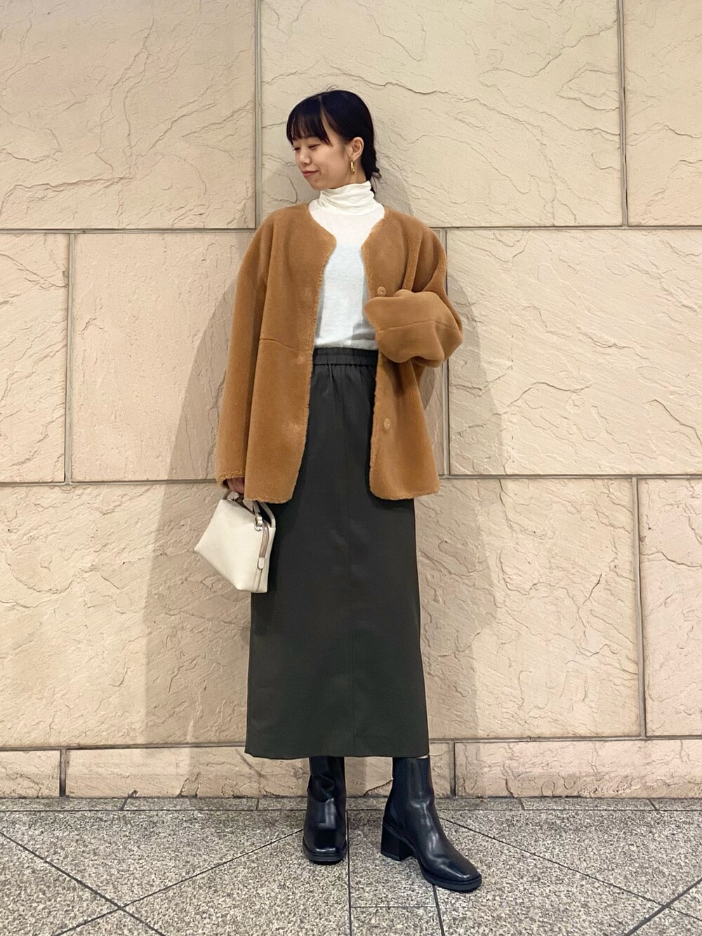 「URBAN RESEARCH ROSSO、URBAN RESEARCH、ROSSO、秋コーデ、お出かけコーデ、ブーツ、休日スタイル、ブラウン、ボア、リバーシブル、タイトスカート、オトナカジュアル、キレイめカジュアル、イエベ秋、骨格ウエーブ」｜「URBAN RESEARCH ROSSO WOMENのシルクウールボアリバーシブルコート（その他アウター、イエロー系）」を使った、matsuさん（レディース・162cm）の秋コーディネートの3枚目の写真