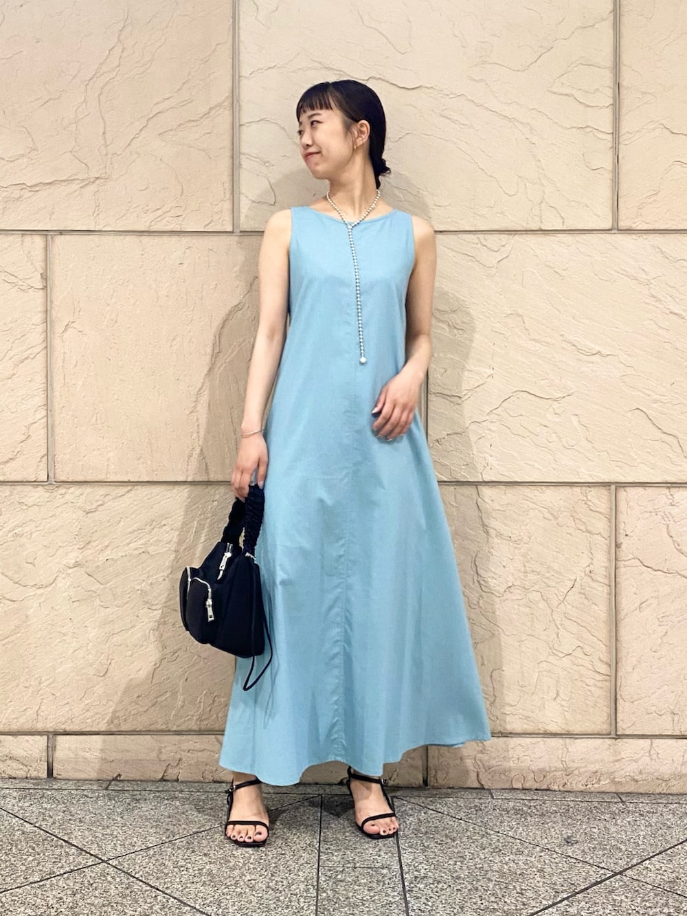 「URBAN RESEARCH ROSSO、URBAN RESEARCH、夏コーデ、休日スタイル、ワンピース、リゾートスタイル、シンプルスタイル、大人コーデ」｜「URBAN RESEARCH ROSSO WOMENのリネン混リボンドレス（ワンピース、ブルー系）」を使った、matsuさん（レディース・162cm）の夏コーディネートの2枚目の写真