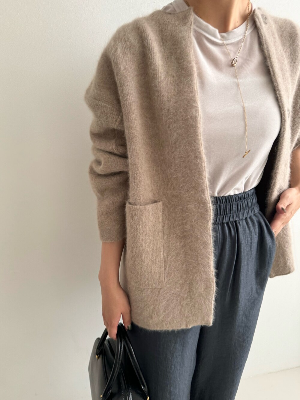 「URBAN RESEARCH ROSSO、URBAN RESEARCH、ブラウン、秋服準備はじめました、カーディガン、秋コーデ、秋冬コーデ、ゆるコーデ、きれいめカジュアル、イエベ秋、オトナカジュアル、ニット、イージーパンツ、パンツスタイル」｜「URBAN RESEARCH ROSSO WOMENのエアリーニットジャケット（カーディガン/ボレロ、ブラウン系）」を使った、matsuさん（レディース・162cm）の秋コーディネートの3枚目の写真