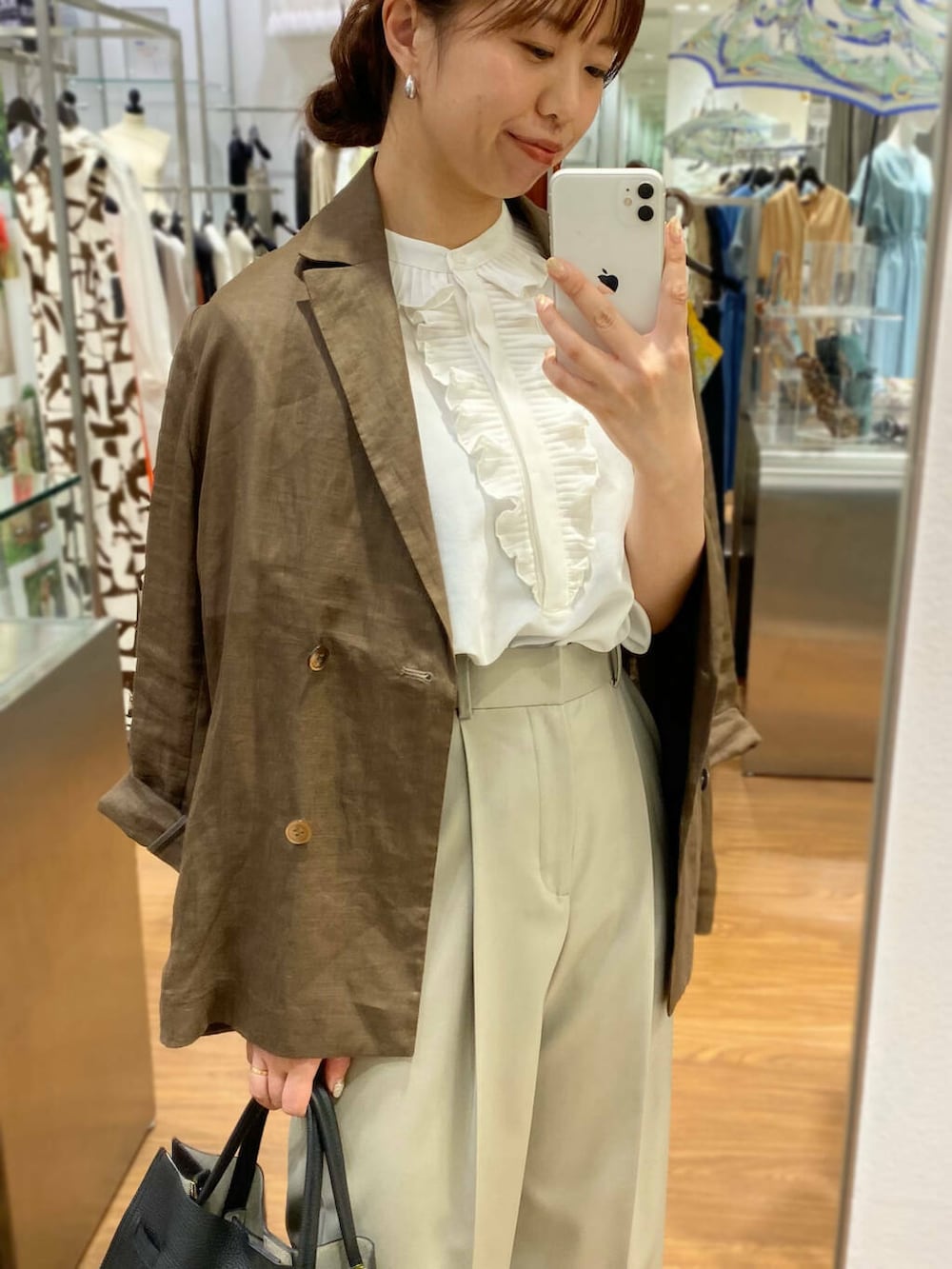 「キレイめ、きれいめカジュアル、ブラウス、パンツ、夏コーデ、newarrival、オフィスカジュアル、フェミニン、ROSSO、夏服、オンオフ兼用、オンオフ、大人かわいい、20代後半、骨格ウェーブ」|「URBAN RESEARCH ROSSO WOMENのラミージャケット(その他アウター、ブラウン系)」を使った、matsuさん(レディース・162cm)の春コーディネートの2枚目の写真