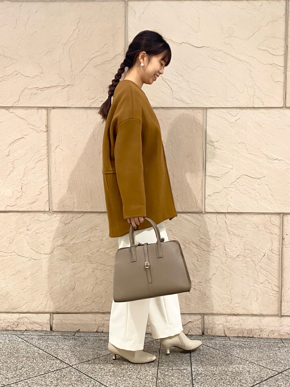 「URBAN RESEARCH ROSSO、URBAN RESEARCH、ROSSO、ブラウン、冬コーデ、きれいめカジュアル、冬アウター、ブーツ、ウールコート、ノーカラーコート、パンツスタイル、オトナカジュアル、初冬コーデ、イエベ秋、骨格ウェーブ」｜「URBAN RESEARCH ROSSO WOMENのLaTorreノーカラーコート（ノーカラーコート、イエロー系）」を使った、matsuさん（レディース・162cm）の秋コーディネートの3枚目の写真