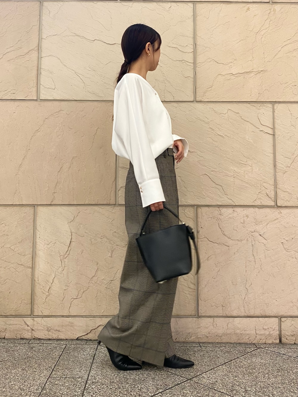 ホワイト系のシャツ/ブラウス、ブラウン系のその他パンツを着用したレディースの秋コーディネートの3枚目の写真