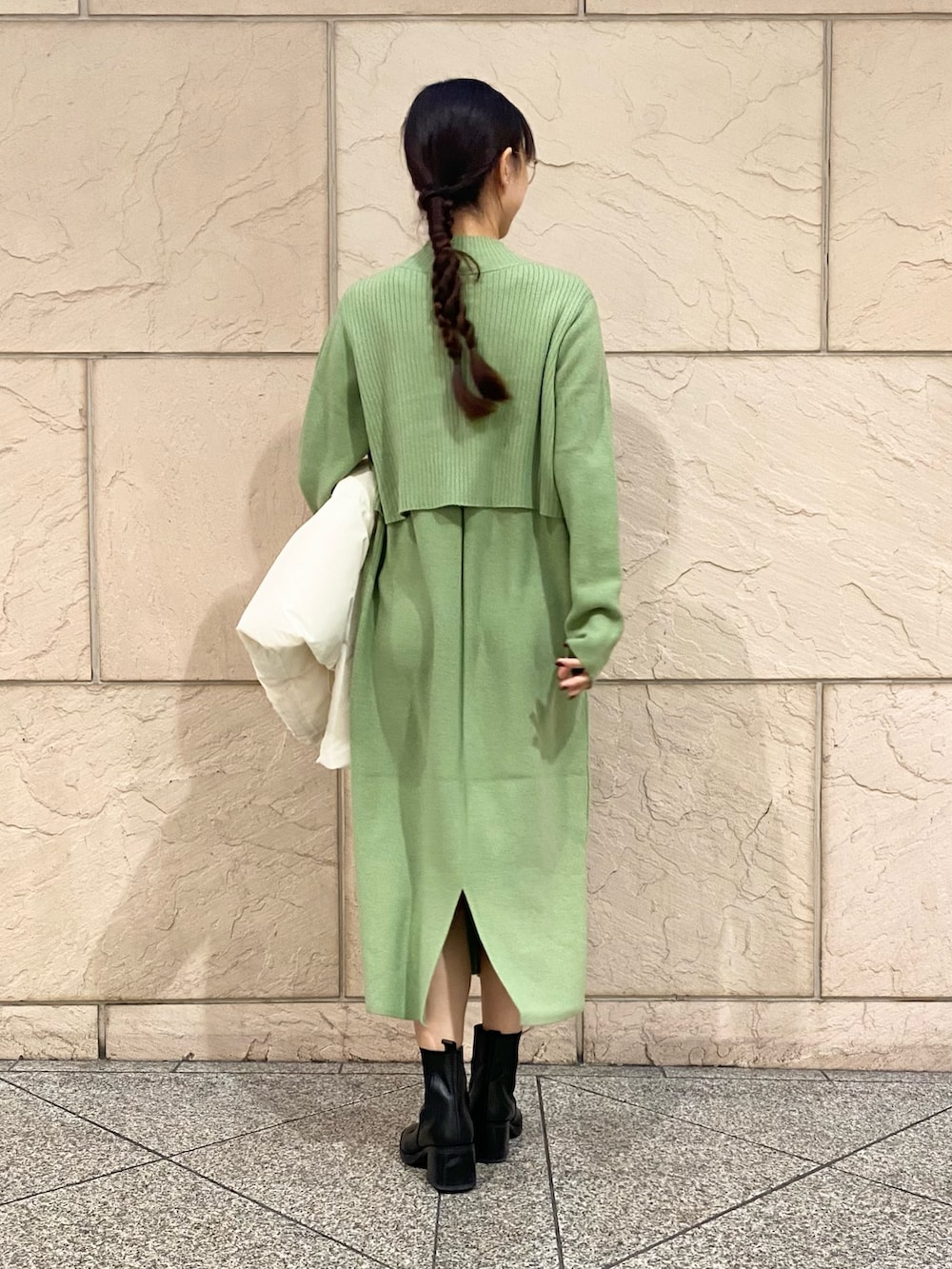 「URBAN RESEARCH ROSSO、URBAN RESEARCH、ROSSO、冬コーデ、ニット、クリスマスに着たい服、きれいめカジュアル、冬アウター、クリスマスコーデ、シンプルスタイル、ダッフルコート、ニットワンピース、ショートダウン、ブローチ、イエベ秋」|「URBAN RESEARCH ROSSO WOMENのfrenchdownショートダウンコート(ダウンジャケット/コート、ホワイト系)」を使った、matsuさん(レディース・162cm)の冬コーディネートの8枚目の写真