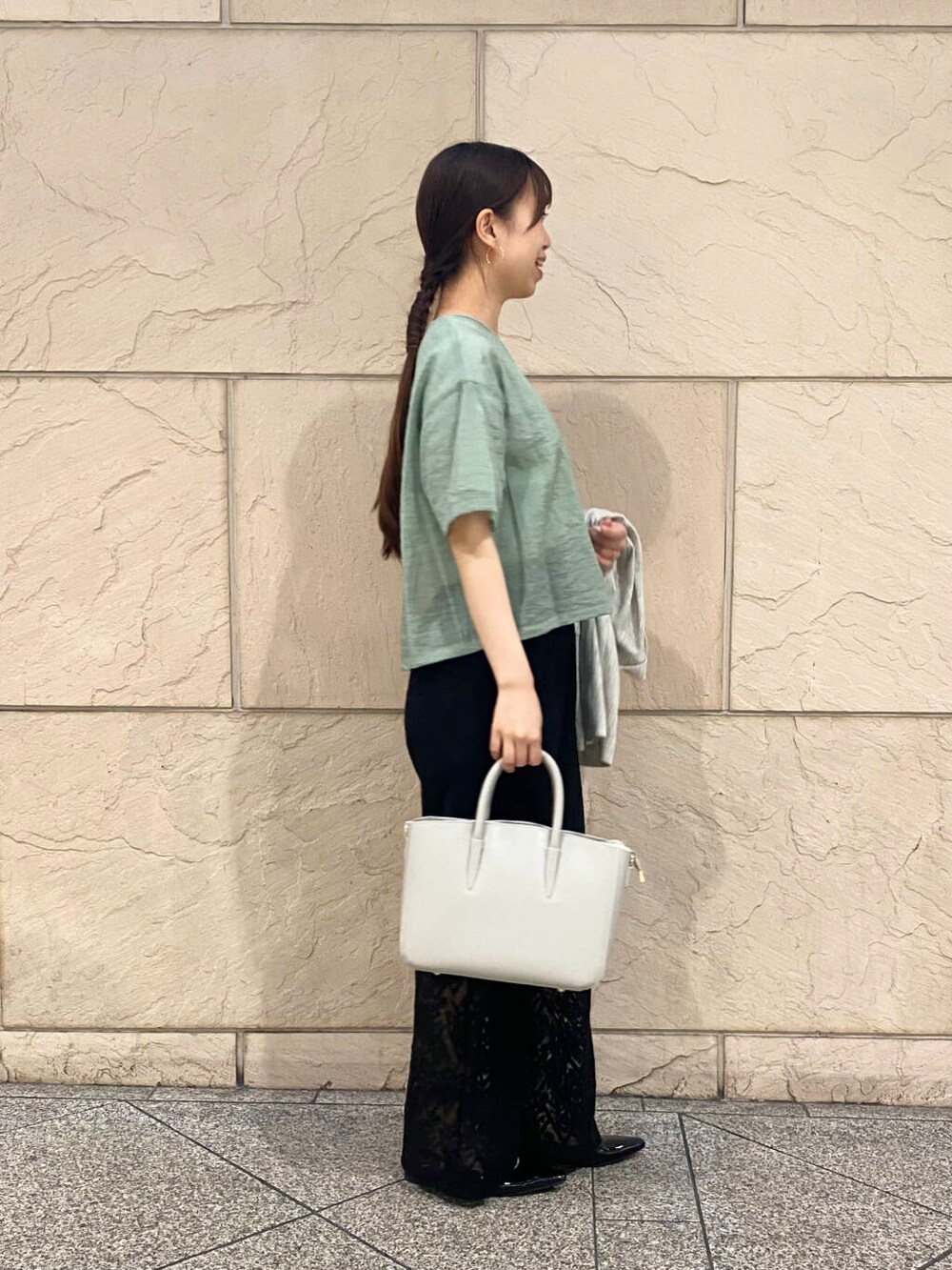 「大人カジュアル、キレイめ、きれいめカジュアル、パンツ、夏コーデ、newarrival、オフィスカジュアル、フェミニン、ROSSO、夏服、オンオフ兼用、オンオフ、大人かわいい、20代後半、骨格ウェーブ」｜「URBAN RESEARCHのポインテッドバックストラップシューズ（パンプス、ブラック系）」を使った、matsuさん（レディース・162cm）の夏コーディネートの5枚目の写真