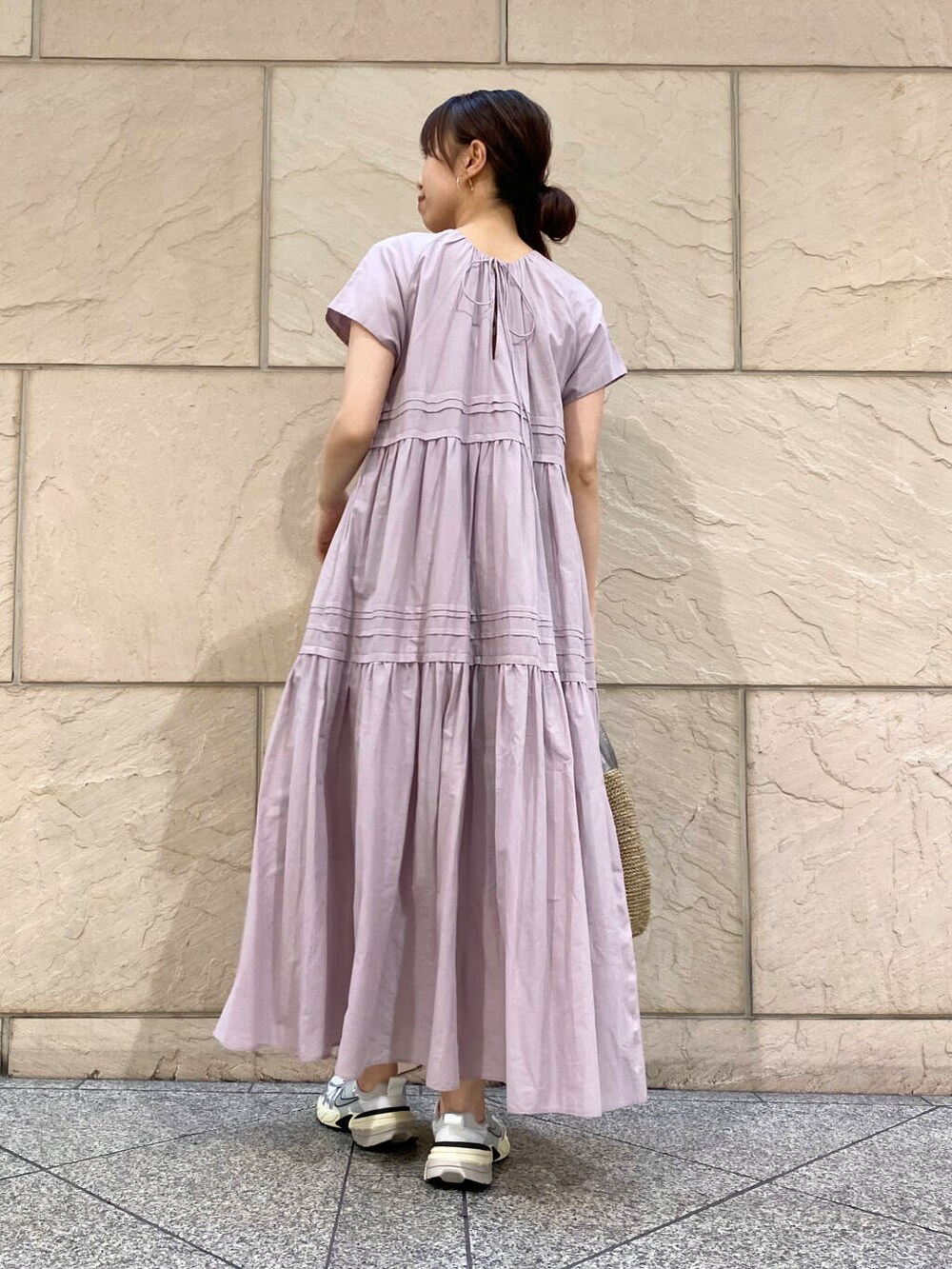 「ワンピース、大人カジュアル、キレイめ、きれいめカジュアル、夏コーデ、newarrival、休日スタイル、フェミニン、ROSSO、夏服、オンオフ兼用、オンオフ、大人かわいい、20代後半、骨格ウェーブ」｜「URBAN RESEARCH ROSSO WOMENのVIOLAd’ORO　アバカワンショルダーバッグ（ショルダーバッグ、ブラウン系）」を使った、matsuさん（レディース・162cm）の夏コーディネートの4枚目の写真