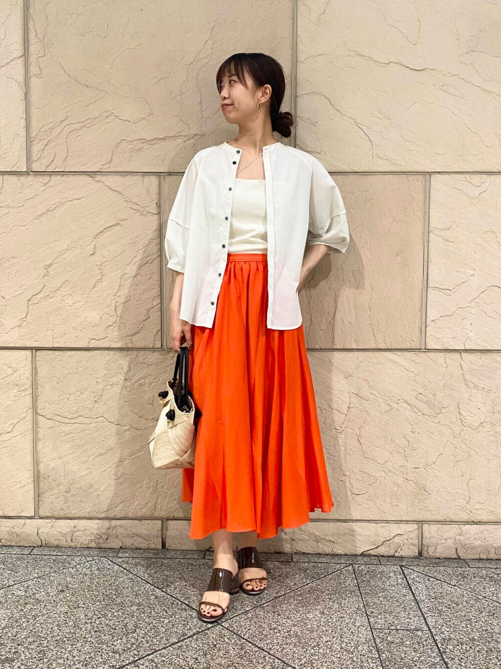 「大人カジュアル、キレイめ、きれいめカジュアル、春コーデ、春服、夏コーデ、newarrival、休日スタイル、フェミニン、ROSSO、夏服、オンオフ兼用、オンオフ、大人かわいい、20代後半」|「URBAN RESEARCH ROSSO WOMENのVIOLAd’ORO アバカメッシュ2WAYバッグ(ショルダーバッグ、ベージュ系)」を使った、matsuさん(レディース・162cm)の春コーディネートの2枚目の写真