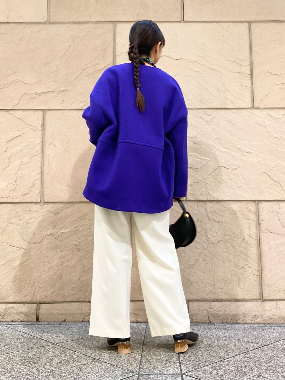 「URBAN RESEARCH ROSSO、URBAN RESEARCH、ROSSO、冬アウター、お出かけコーデ、キレイめカジュアル、オトナカジュアル、ショートコート、ノーカラーコート、コート、ブルー、スカーフ、ホワイトパンツ、パープル、イエベ秋」|「manipuriのmanipuri 65フロシス(バンダナ/スカーフ、ブラック系)」を使った、matsuさん(レディース・162cm)の冬コーディネートの4枚目の写真