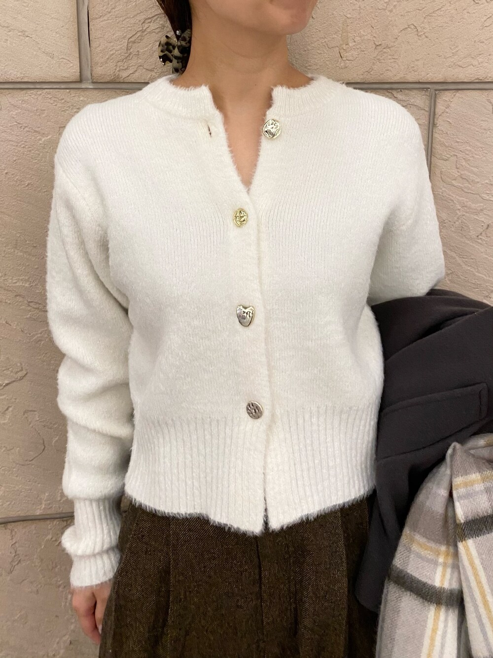 グレー系のその他アウター、ホワイト系のカーディガン/ボレロ、イエロー系のその他パンツを着用したレディースの冬コーディネートの7枚目の写真