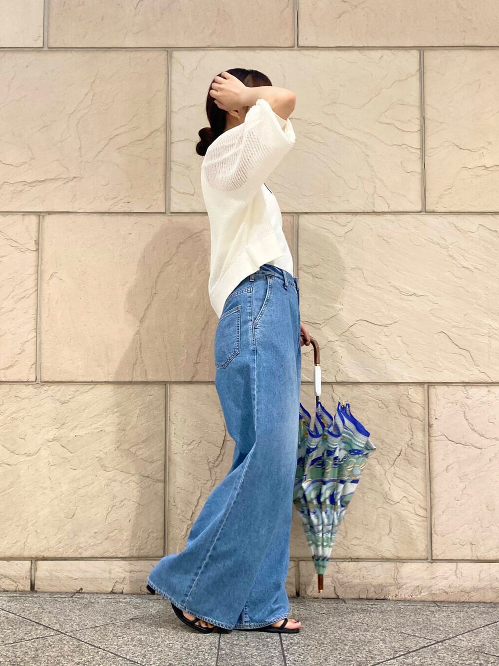 「キレイめ、きれいめカジュアル、パンツ、夏コーデ、newarrival、サマーニット、manipuri、ROSSO、夏服、オンオフ兼用、オンオフ、大人かわいい、傘、20代後半、夏ニット」|「URBAN RESEARCH ROSSO WOMENの抗菌防臭カップ付デザインタンクトップ(タンクトップ、ホワイト系)」を使った、matsuさん(レディース・162cm)の春コーディネートの3枚目の写真