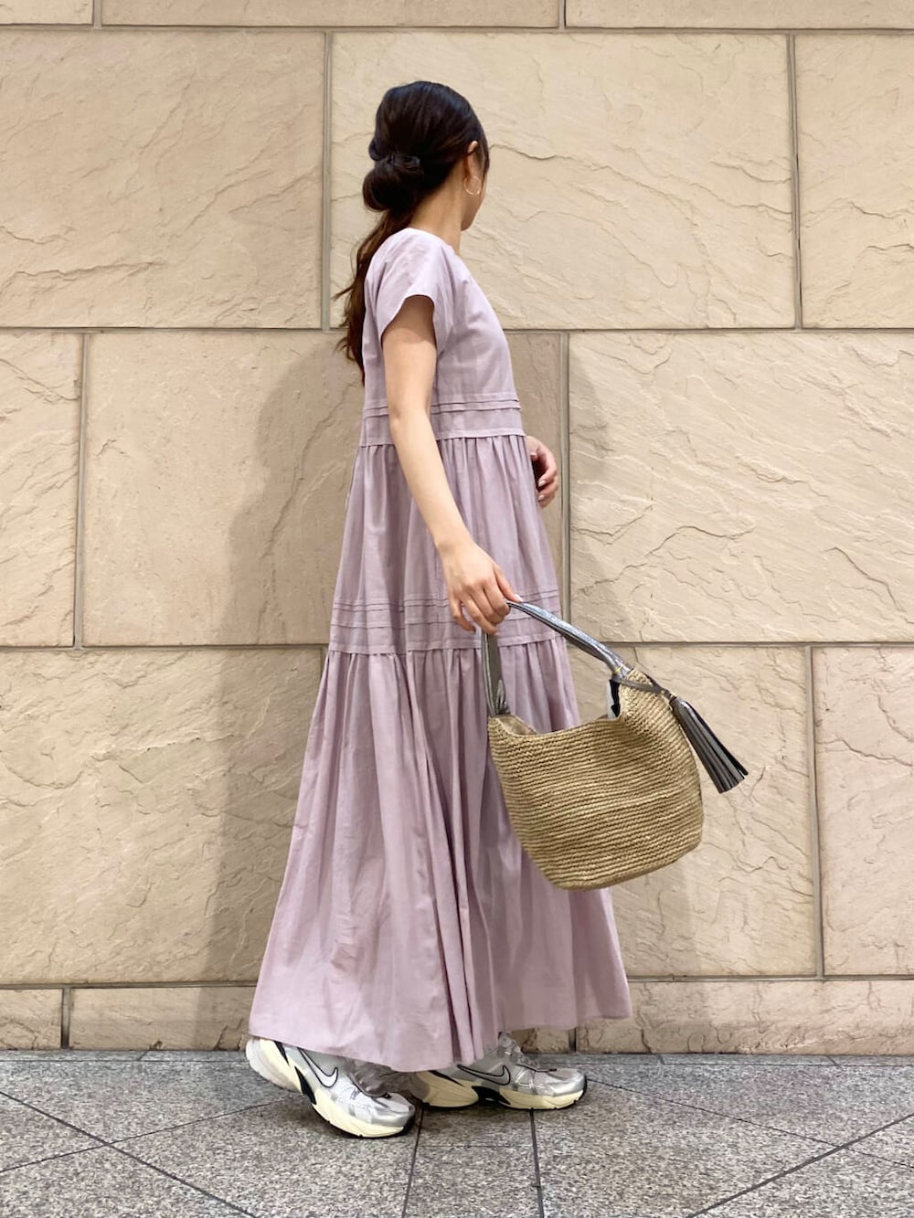 「ワンピース、大人カジュアル、キレイめ、きれいめカジュアル、夏コーデ、newarrival、休日スタイル、フェミニン、ROSSO、夏服、オンオフ兼用、オンオフ、大人かわいい、20代後半、骨格ウェーブ」｜「URBAN RESEARCH ROSSO WOMENのVIOLAd’ORO　アバカワンショルダーバッグ（ショルダーバッグ、ブラウン系）」を使った、matsuさん（レディース・162cm）の夏コーディネートの3枚目の写真