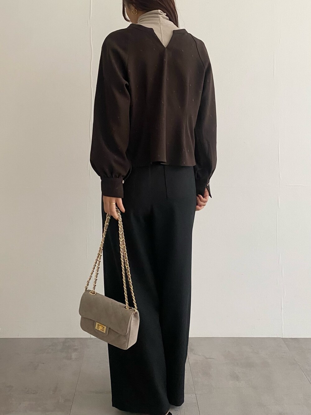 ブラウン系のシャツ/ブラウス、ブラウン系のシャツ/ブラウス、ベージュ系のショルダーバッグを着用したレディースの秋コーディネートの5枚目の写真