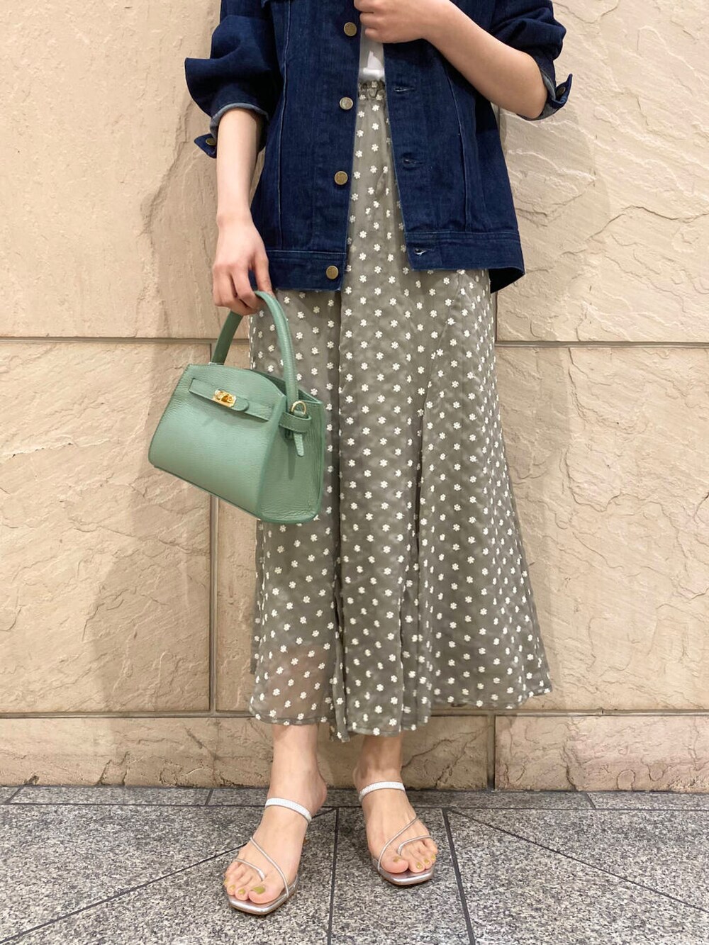 「lee、大人カジュアル、キレイめ、きれいめカジュアル、春コーデ、春服、フェミニン、ROSSO、大人かわいい、20代後半、骨格ウェーブ、イエベ秋、ウェーブ×イエベ秋、過ごしやすい、2025ss」|「Leeの『別注』Lee101×ROSSO JACKET(デニムジャケット、ブルー系)」を使った、matsuさん(レディース・162cm)の春コーディネートの5枚目の写真