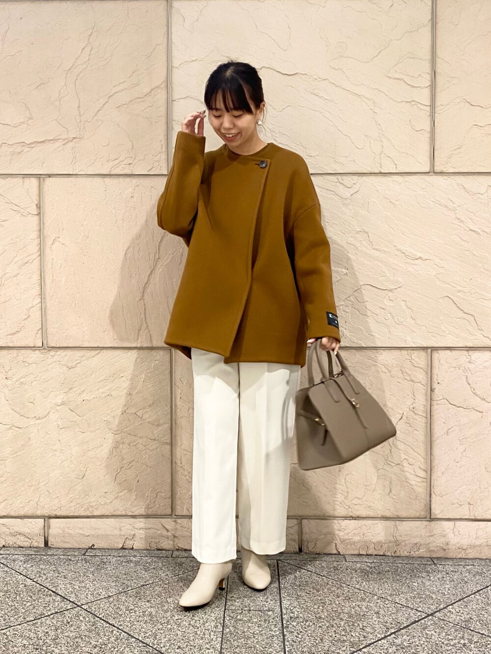 「URBAN RESEARCH ROSSO、URBAN RESEARCH、ROSSO、ブラウン、冬コーデ、きれいめカジュアル、冬アウター、ブーツ、ウールコート、ノーカラーコート、パンツスタイル、オトナカジュアル、初冬コーデ、イエベ秋、骨格ウェーブ」｜「URBAN RESEARCH ROSSO WOMENのLaTorreノーカラーコート（ノーカラーコート、イエロー系）」を使った、matsuさん（レディース・162cm）の秋コーディネートの2枚目の写真