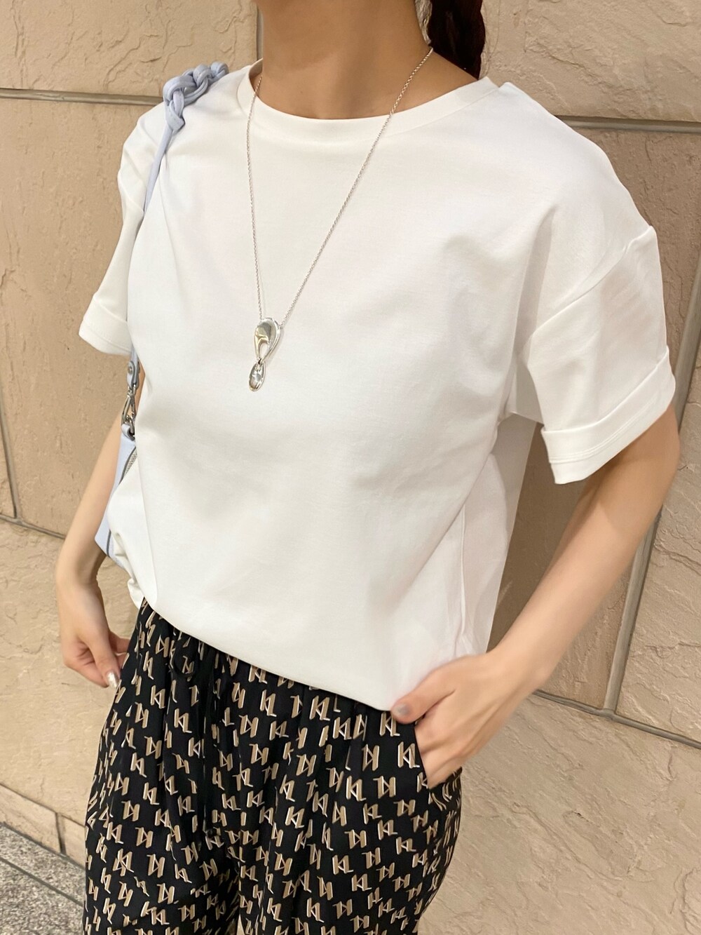 「URBAN RESEARCH ROSSO、URBAN RESEARCH、シンプルコーデ、春夏コーデ、休日スタイル、きれいめカジュアル、モノトーン、オトナカジュアル、柄パンツ、パンツスタイル、夏コーデ、白Tシャツ」｜「URBAN RESEARCH ROSSO WOMENの汗染み防止スーピマコットンTシャツ（Tシャツ/カットソー、ホワイト系）」を使った、matsuさん（レディース・162cm）の春コーディネートの5枚目の写真
