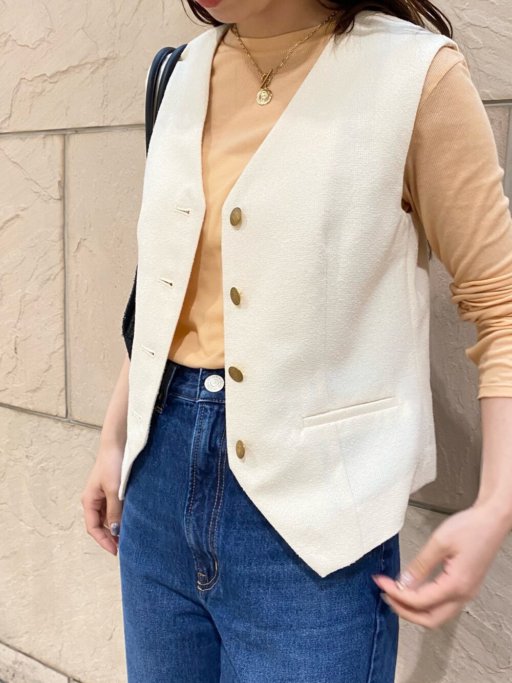「URBAN RESEARCH ROSSO、URBAN RESEARCH、レイヤードスタイル、デニム、シアートップス、ベスト、ジレ、NEEDBY heritage」|「NEEDBY heritageの『一部別注カラー』NEEDBY heritage LISA(デニムパンツ、ブルー系)」を使った、matsuさん(レディース・162cm)の春コーディネートの5枚目の写真