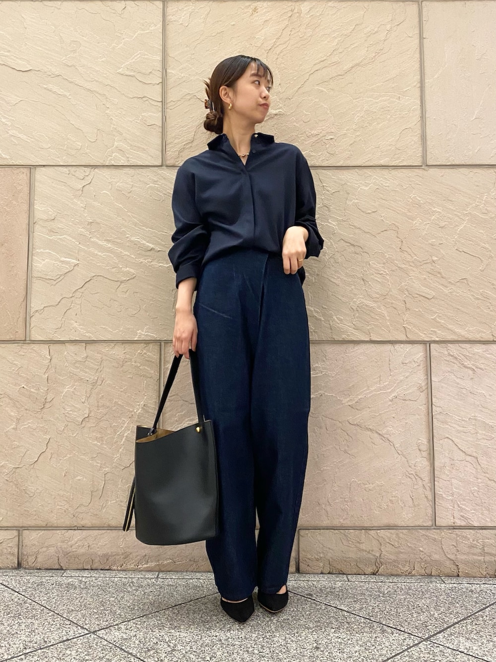 ブルー系のシャツ/ブラウス、ブラック系のトートバッグ、ブルー系のデニムパンツを着用したレディースの秋コーディネートの2枚目の写真