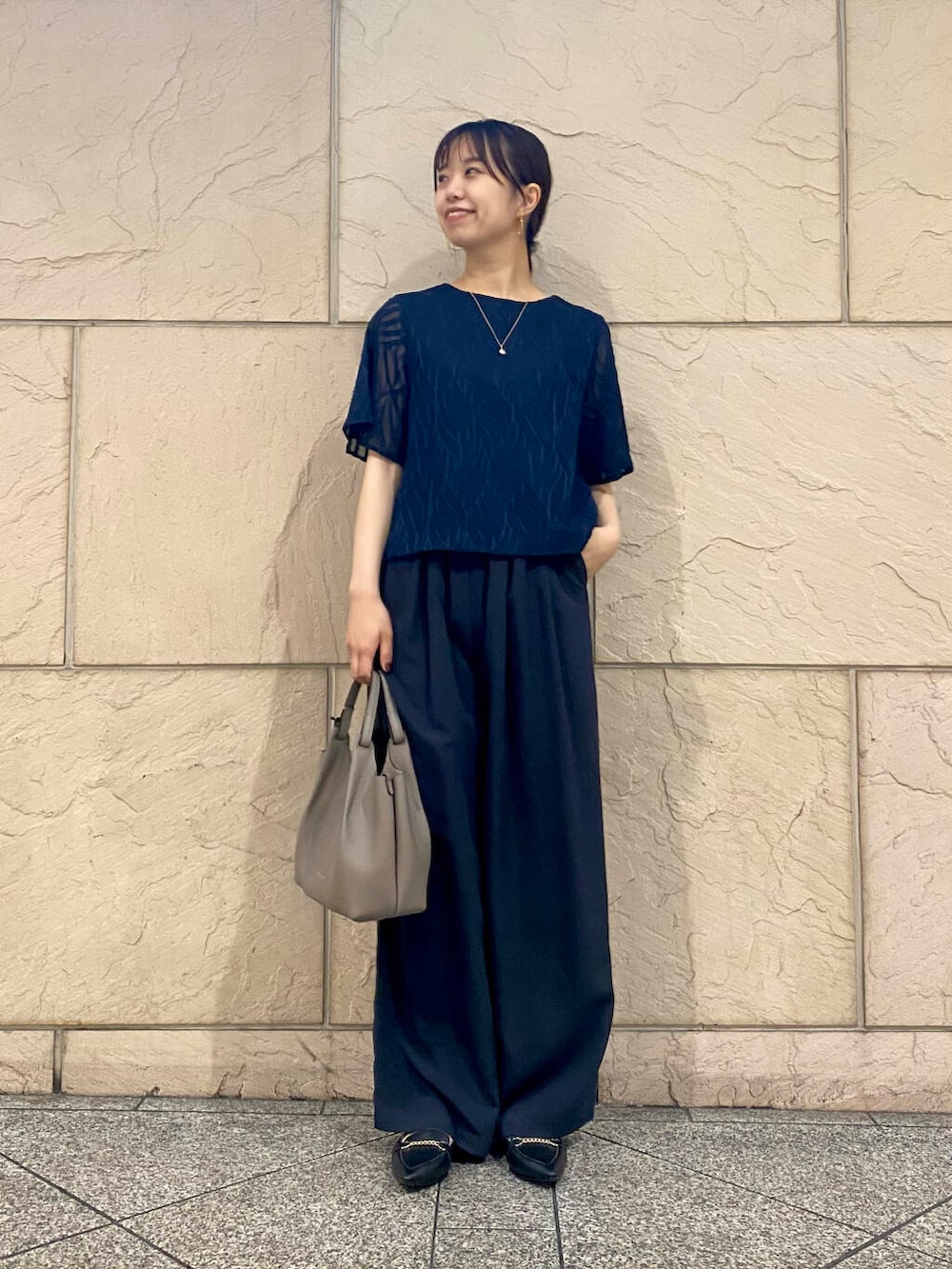「大人カジュアル、キレイめ、きれいめカジュアル、ブラウス、パンツ、夏コーデ、newarrival、オフィスカジュアル、フェミニン、ROSSO、夏服、オンオフ兼用、オンオフ、大人かわいい、20代後半」｜「RODE SKOの『MADE IN JAPAN』プチチェーンフラットシューズ（ローファー、ブラック系）」を使った、matsuさん（レディース・162cm）の夏コーディネートの2枚目の写真