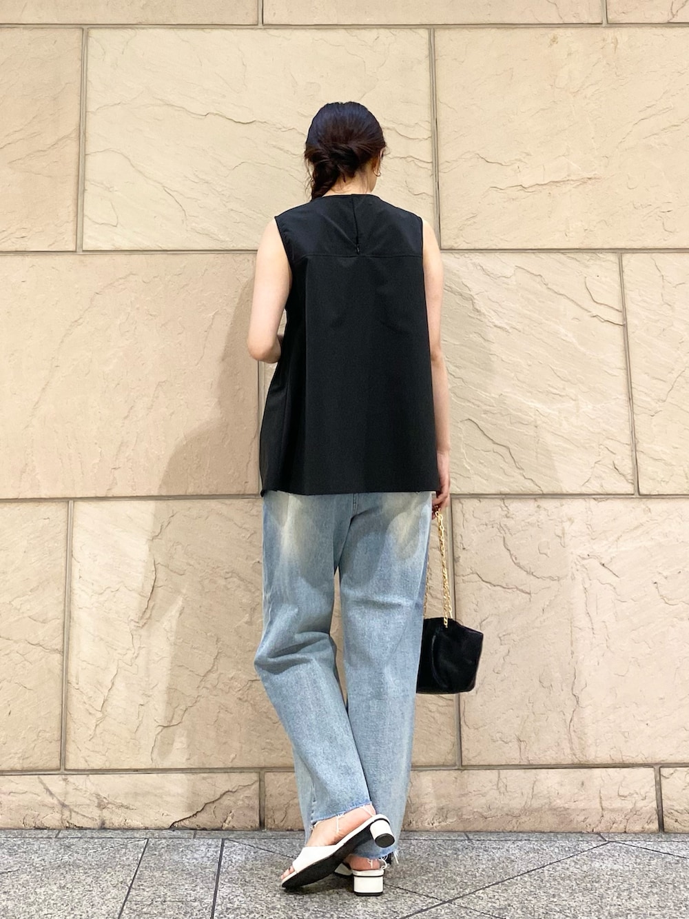 「URBAN RESEARCH ROSSO、URBAN RESEARCH、YENN、きれいめカジュアル、休日スタイル、夏コーデ、デニム、デニムコーデ、オトナ女子、ブラウス」|「URBAN RESEARCH ROSSO WOMENのフリルギャザーブラウス(シャツ/ブラウス、ブラック系)」を使った、matsuさん(レディース・162cm)の夏コーディネートの4枚目の写真