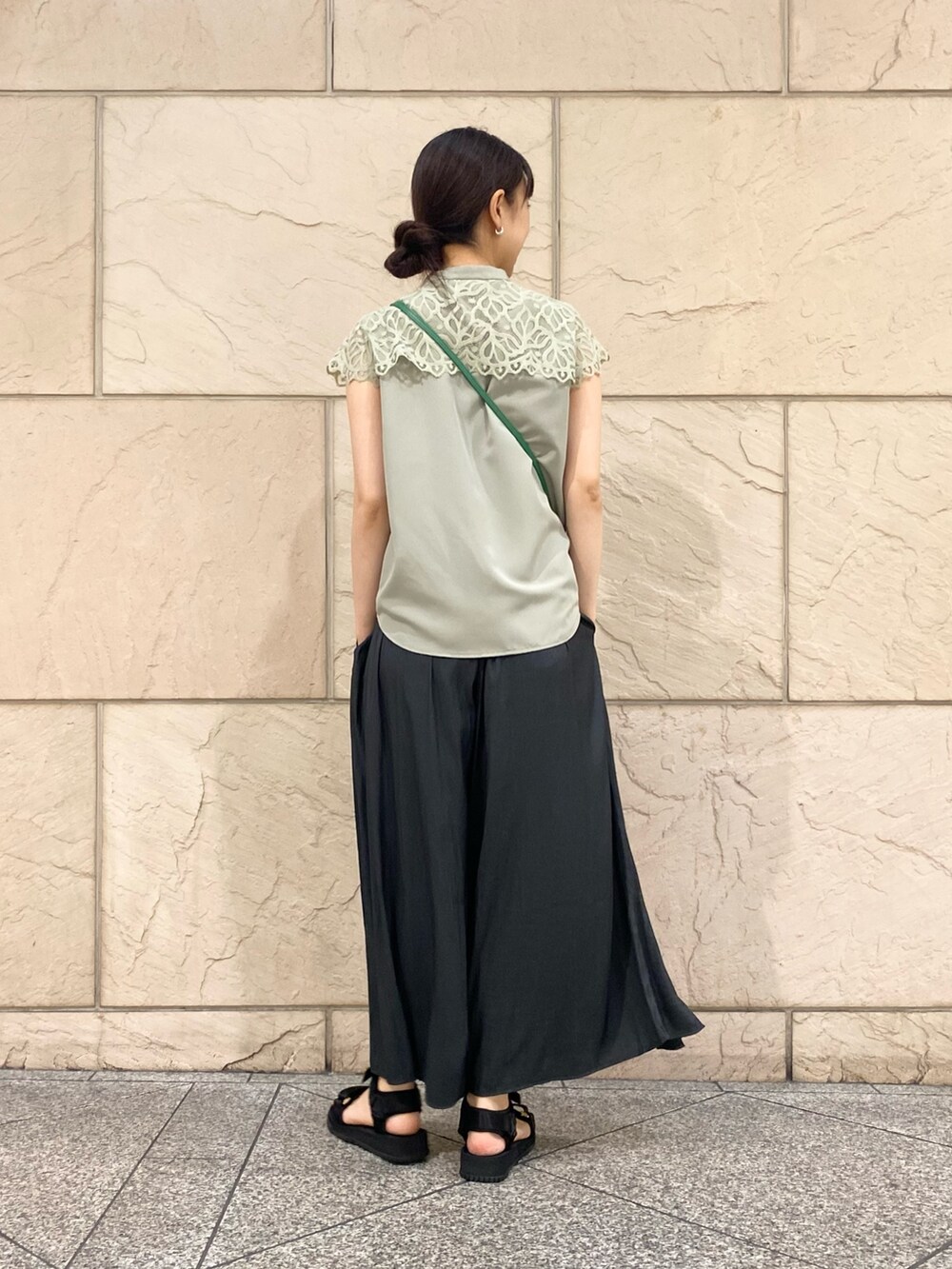 グリーン系のシャツ/ブラウス、ブラック系のその他パンツ、グリーン系のショルダーバッグを着用したレディースの夏コーディネートの3枚目の写真