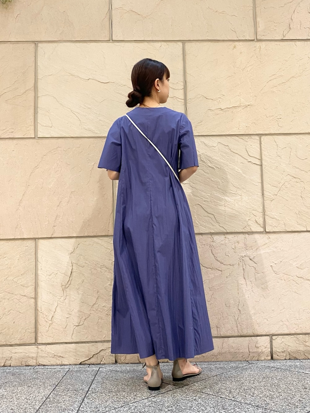 「URBAN RESEARCH ROSSO、URBAN RESEARCH、シンプルコーデ、休日スタイル、春夏コーデ、おでかけコーデ、オトナカジュアル、楽チンコーデ、夏コーデ、ワンピーススタイル、パープル、スマホショルダー、サンダル」｜「URBAN RESEARCHの綿ナイロンフレアワンピース（ワンピース、ブルー系）」を使った、matsuさん（レディース・162cm）の春コーディネートの4枚目の写真