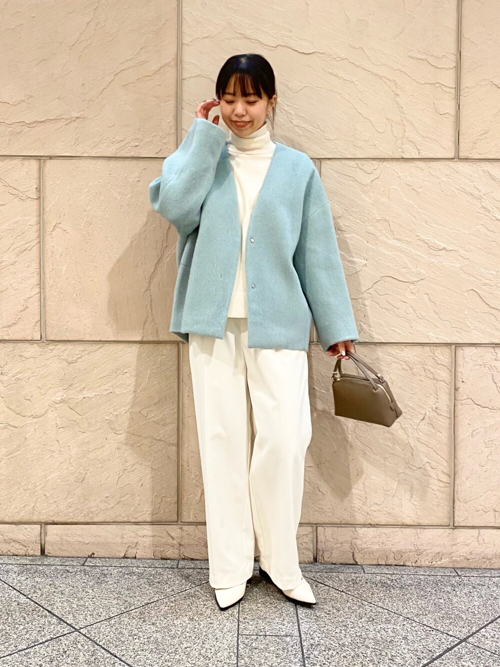 「URBAN RESEARCH ROSSO、URBAN RESEARCH、ROSSO、冬コーデ、ホワイトコーデ、クリスマスに着たい服、きれいめカジュアル、タートルネック、淡色コーデ、アウターコーデ、ショートコート、ミントグリーン、イエベ秋、骨格ウェーブ」｜「URBAN RESEARCH ROSSO WOMENのモヘア混シャギーミドルジャケット（ノーカラージャケット、グリーン系）」を使った、matsuさん（レディース・162cm）の冬コーディネートの3枚目の写真