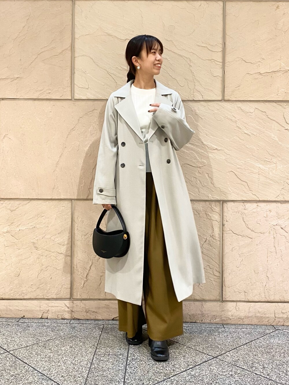 「URBAN RESEARCH、URBAN RESEARCH ROSSO、ROSSO、ロングコート、きれいめカジュアル、トレンチコート、春先取りコーデ、オフィスカジュアル、お仕事コーデ、オトナカジュアル、イエベ秋、骨格ウェーブ」｜「URBAN RESEARCH ROSSO WOMENのランダムリブニット（ニット/セーター、ホワイト系）」を使った、matsuさん（レディース・162cm）の冬コーディネートの2枚目の写真
