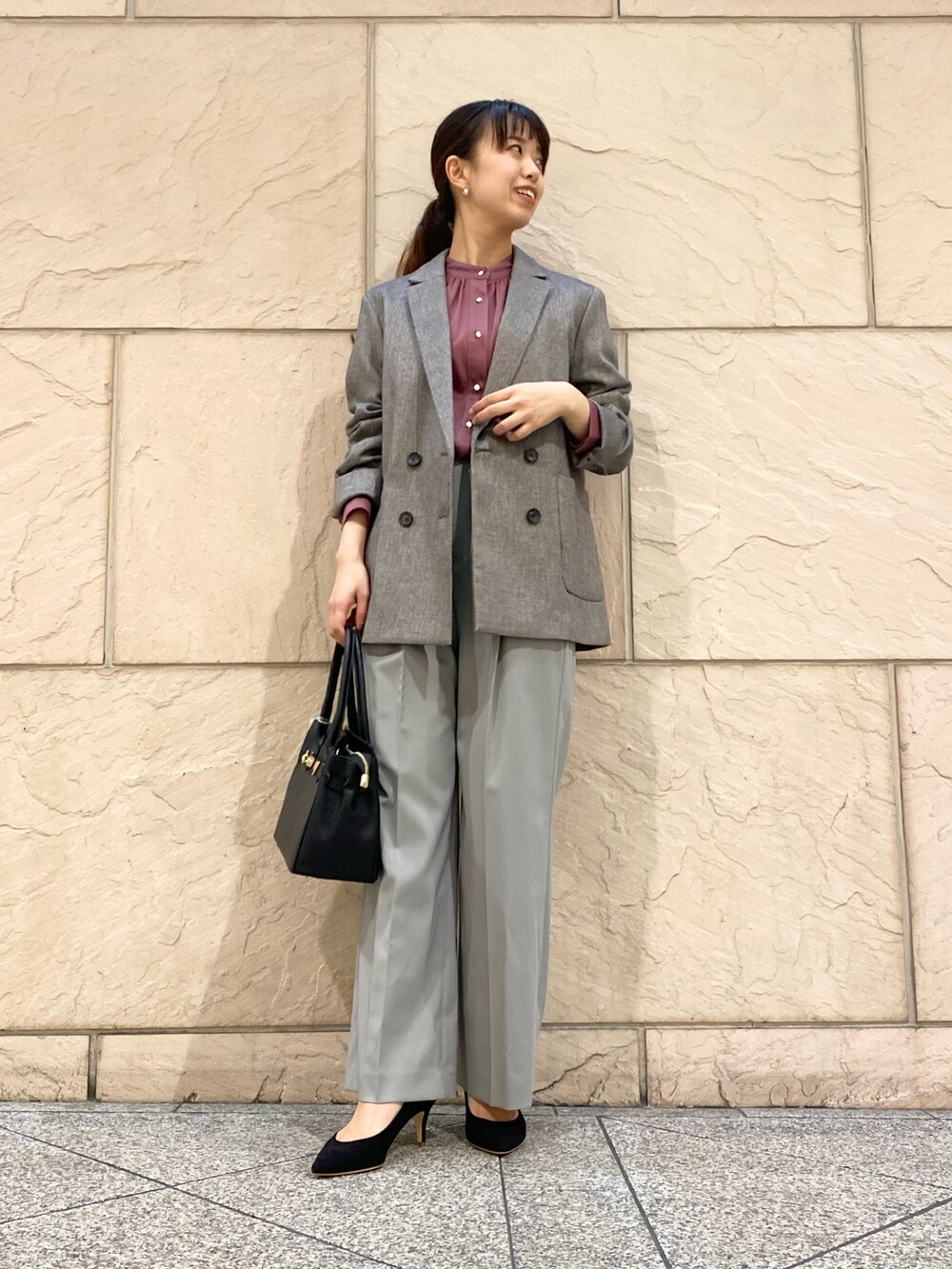 「URBAN RESEARCH ROSSO、URBAN RESEARCH、秋コーデ、テーラードジャケット、秋のコーデ、パンツスタイル、大人コーデ、お仕事コーデ、オフィスカジュアル、ジャケット、ブラウス」|「URBAN RESEARCH ROSSO WOMENのデザインボタンカットソーブラウス(シャツ/ブラウス、ピンク系)」を使った、matsuさん(レディース・162cm)の秋コーディネートの3枚目の写真