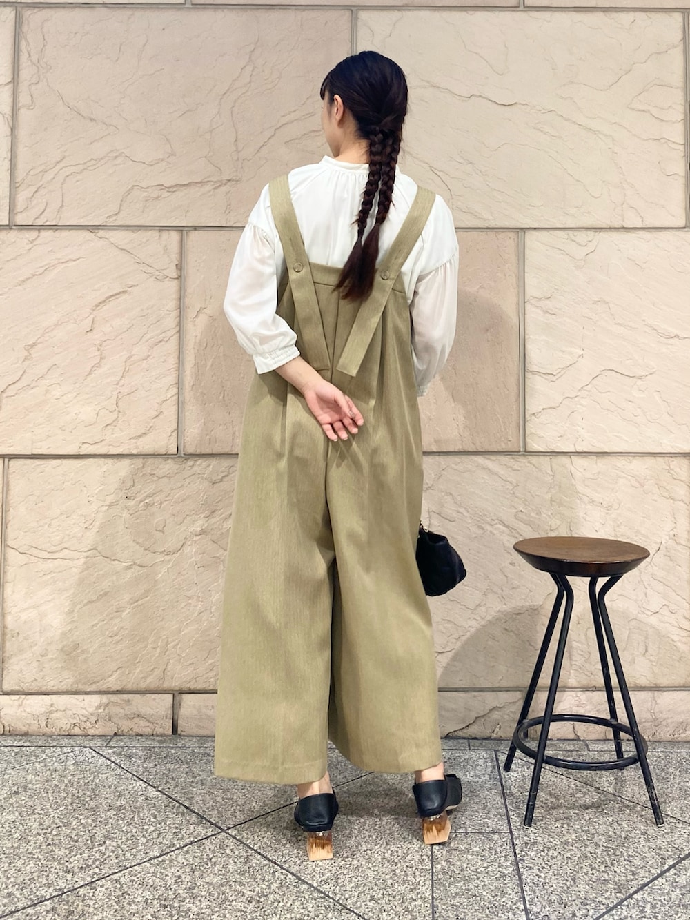 「URBAN RESEARCH ROSSO、URBAN RESEARCH、秋服準備はじめました、お出かけコーデ、今日のコーデ、大人コーデ、きれいめカジュアル、オールインワン」|「URBAN RESEARCH ROSSO WOMENのチンツシアーギャザーブラウス(シャツ/ブラウス、ホワイト系)」を使った、matsuさん(レディース・162cm)の夏コーディネートの4枚目の写真