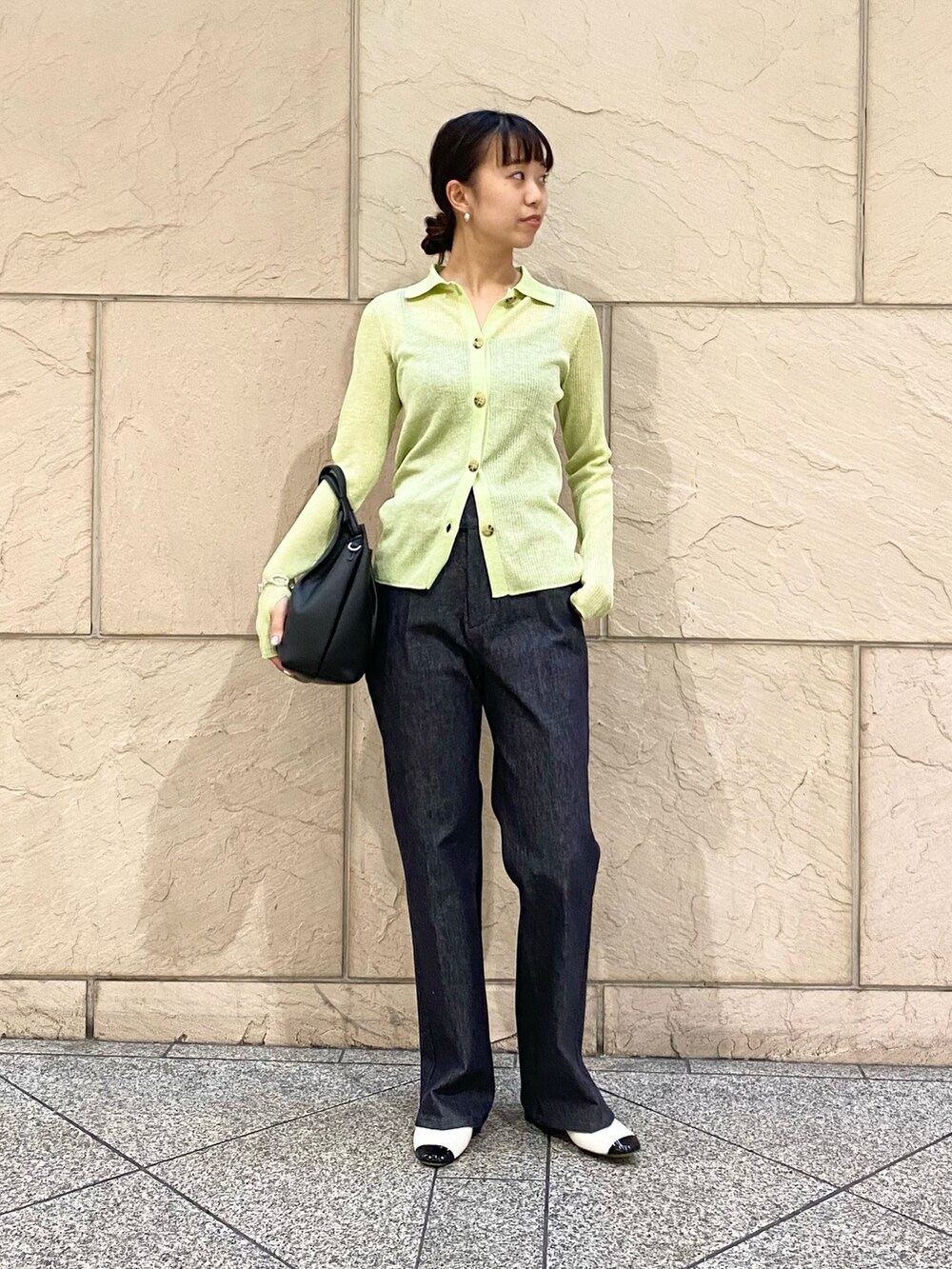 「URBAN RESEARCH ROSSO、URBAN RESEARCH、秋服準備はじめました、デニム、お出かけコーデ、シアートップス、大人コーデ、秋服コーデ、キレイめカジュアル、高身長女子、オトナカジュアル、今日のコーデ、グリーン、デニムパンツ、ニット」｜「URBAN RESEARCH ROSSO WOMENのシアーリブポロニット（ニット/セーター、イエロー系）」を使った、matsuさん（レディース・162cm）の夏コーディネートの3枚目の写真