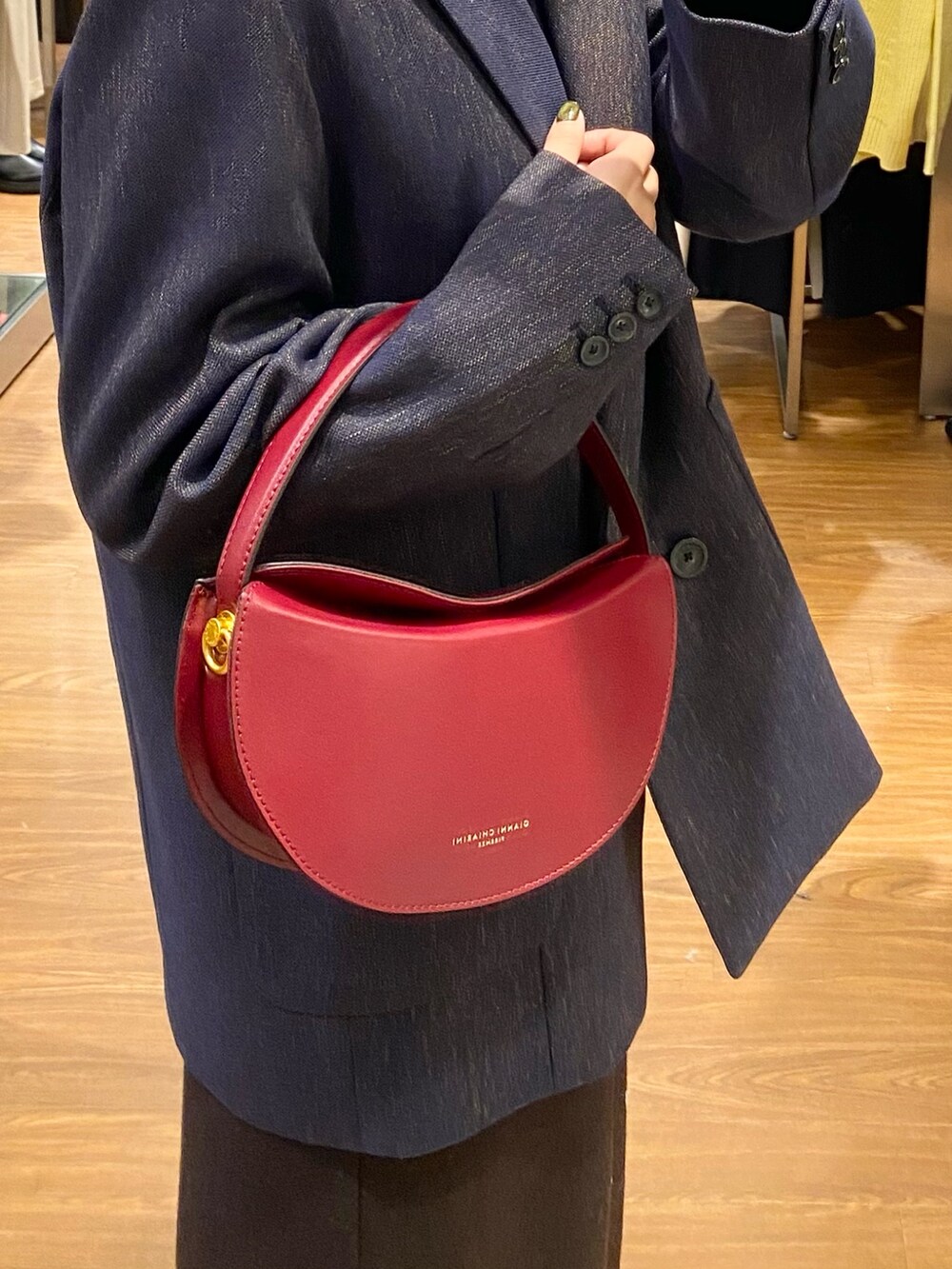 「URBAN RESEARCH ROSSO、ROSSO、URBAN RESEARCH、ジャケット、アウター、お仕事コーデ、オフィスカジュアル、きれいめカジュアル、バッグ、ハンドバッグ、イエベ秋」｜「URBAN RESEARCH ROSSO WOMENのツイードオーバージャケット（その他アウター、ブルー系）」を使った、matsuさん（レディース・162cm）の冬コーディネートの4枚目の写真