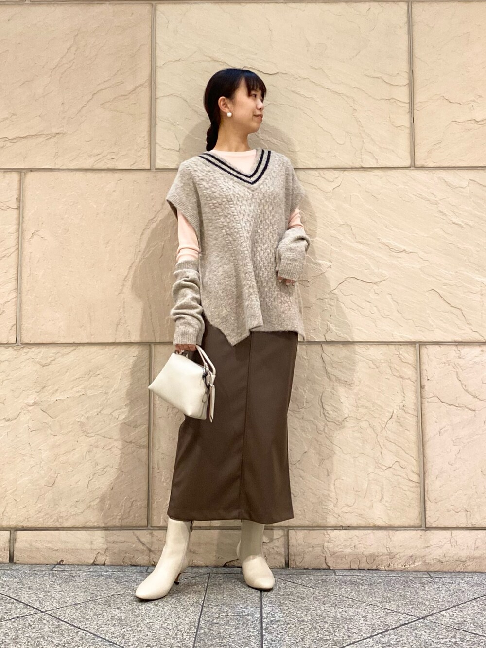 「URBAN RESEARCH ROSSO、URBAN RESEARCH、ベスト、シアートップス、ブラウン、ブーツ、きれいめカジュアル、アームウォーマー、レザースカート、秋服、オトナカジュアル、大人カジュアル、イエベ秋」|「URBAN RESEARCH ROSSO WOMENのアームウォーマーセットニットベスト(ニット/セーター、ベージュ系)」を使った、matsuさん(レディース・162cm)の秋コーディネートの5枚目の写真