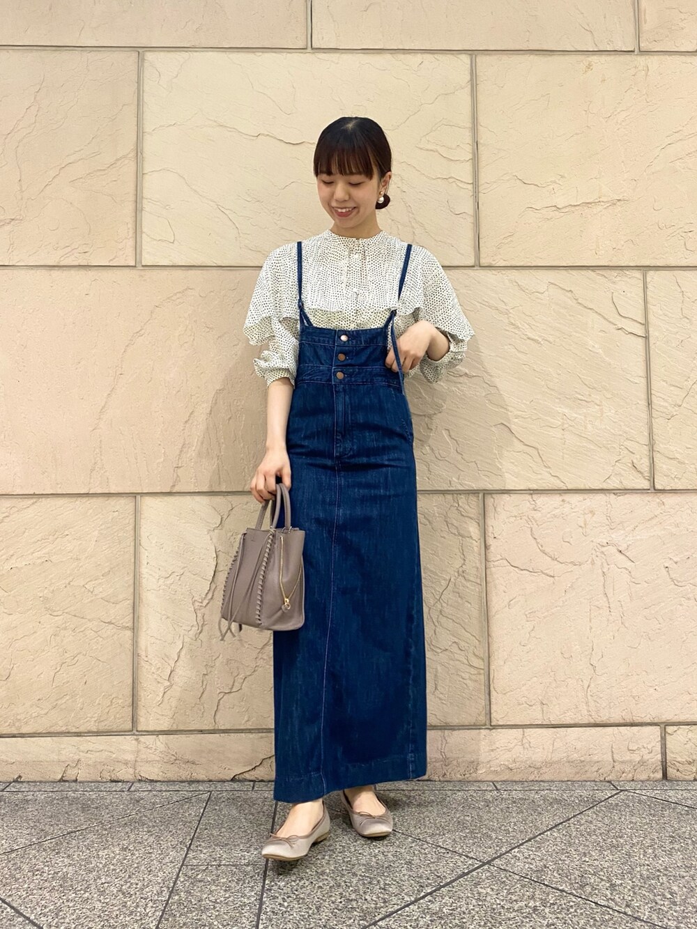 「URBAN RESEARCH ROSSO、URBAN RESEARCH、春コーデ、バレエシューズ、デニム、お出かけコーデ、きれいめカジュアル、オトナカワイイ、着回しコーデ、休日コーデ、サロペット、ブラウス、ドット、Wrangler」｜「URBAN RESEARCHのランダムドットケープブラウス（シャツ/ブラウス、ホワイト系）」を使った、matsuさん（レディース・162cm）の春コーディネートの2枚目の写真