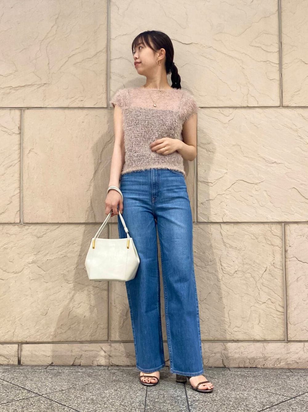 「大人カジュアル、キレイめ、きれいめカジュアル、カットソー、パンツ、夏コーデ、newarrival、デニムコーデ、休日スタイル、フェミニン、ROSSO、夏服、大人かわいい、20代後半、骨格ウェーブ」|「URBAN RESEARCH ROSSO WOMENのLUMEN MARRON BAG(ショルダーバッグ、ホワイト系)」を使った、matsuさん(レディース・162cm)の春コーディネートの2枚目の写真