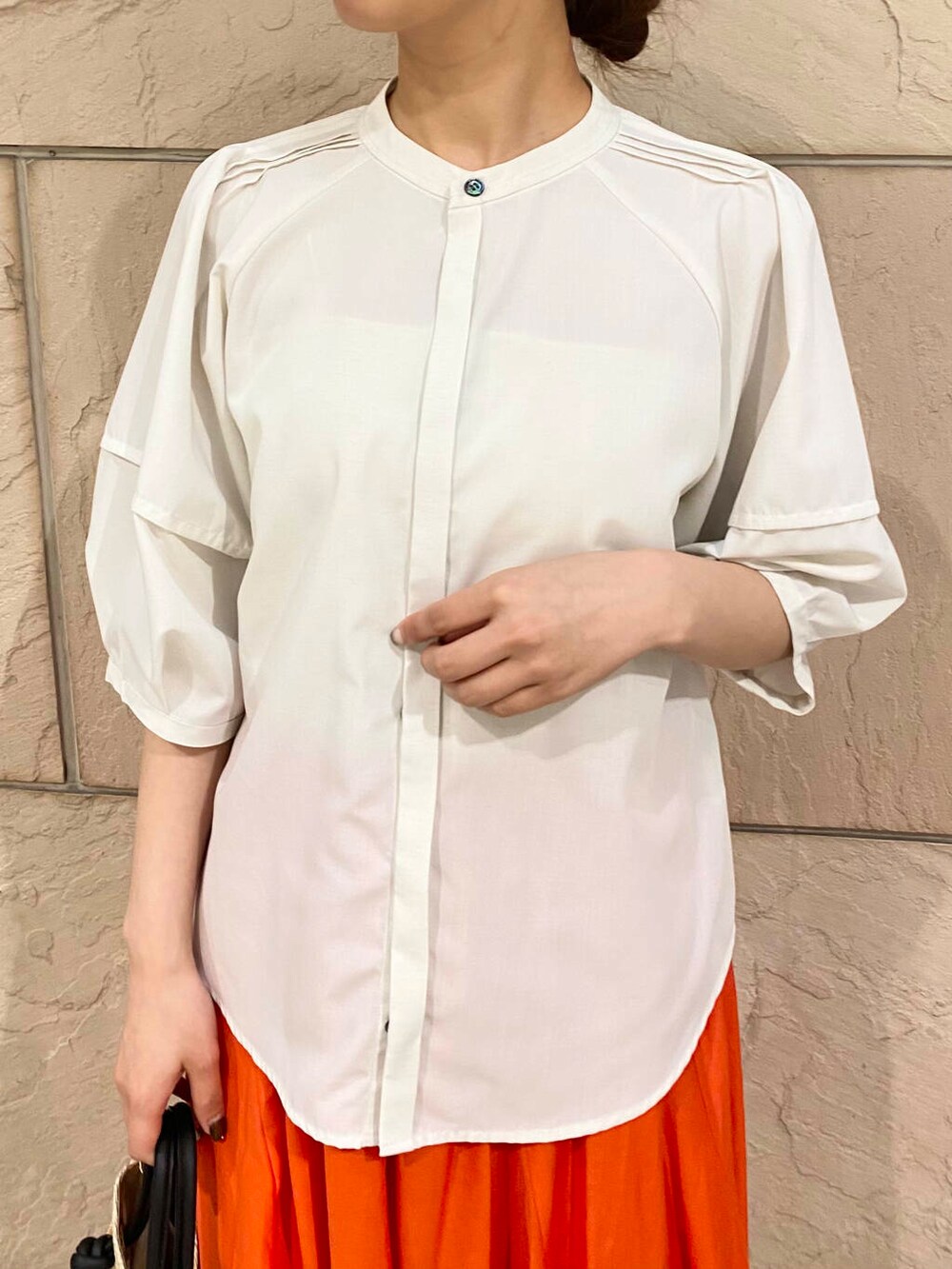 「大人カジュアル、キレイめ、きれいめカジュアル、春コーデ、春服、夏コーデ、newarrival、休日スタイル、フェミニン、ROSSO、夏服、オンオフ兼用、オンオフ、大人かわいい、20代後半」|「URBAN RESEARCH ROSSO WOMENのVIOLAd’ORO アバカメッシュ2WAYバッグ(ショルダーバッグ、ベージュ系)」を使った、matsuさん(レディース・162cm)の春コーディネートの6枚目の写真