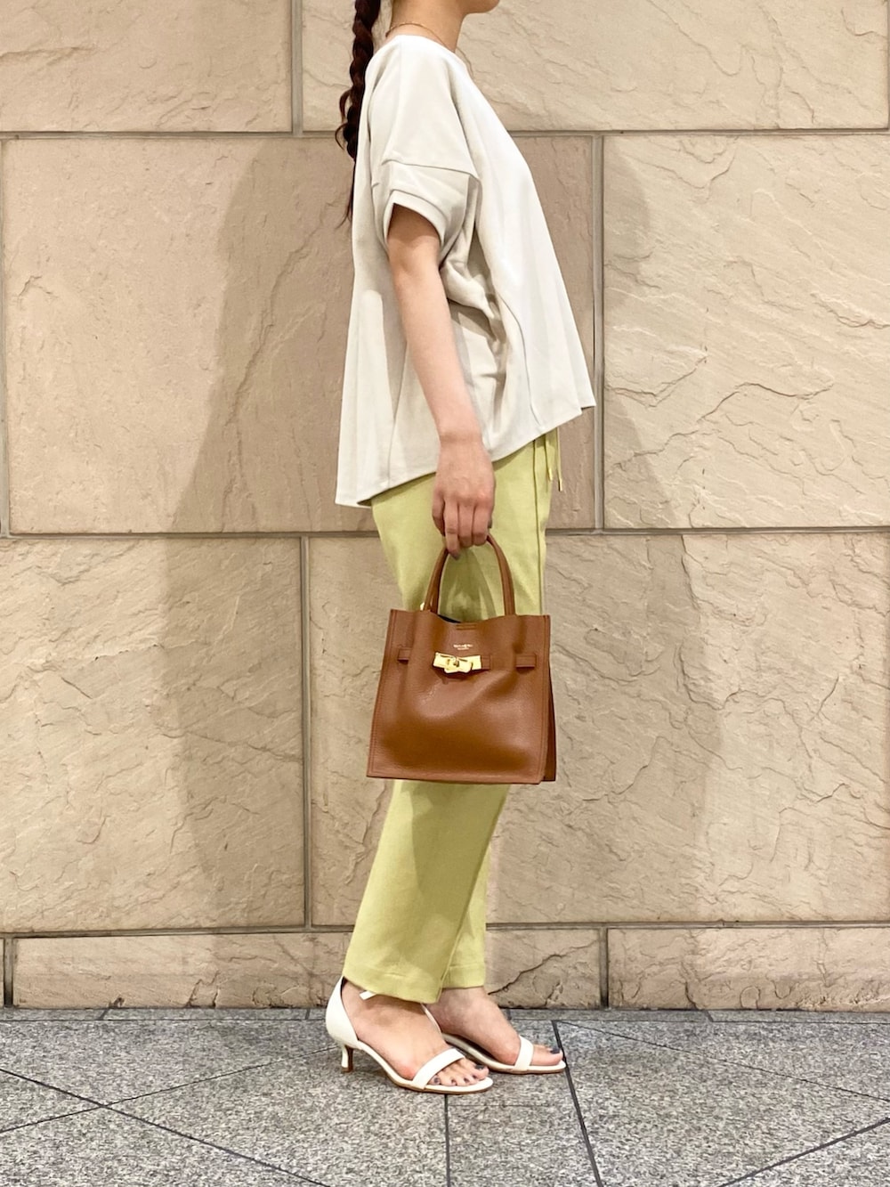 グレー系のTシャツ/カットソー、イエロー系のその他パンツ、ゴールド系のネックレスを着用したレディースの夏コーディネートの3枚目の写真