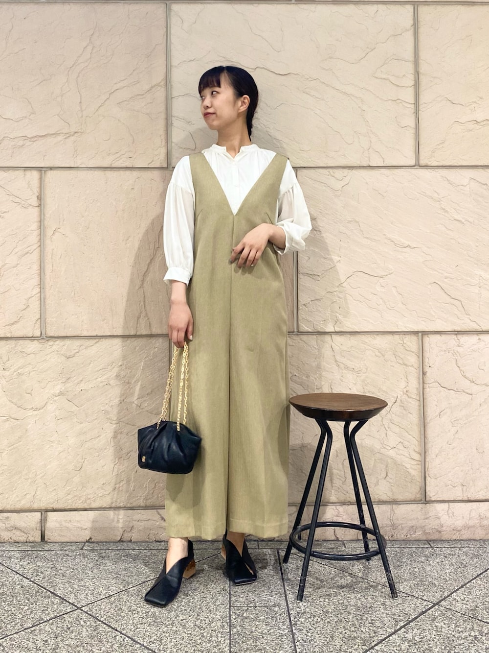 「URBAN RESEARCH ROSSO、URBAN RESEARCH、秋服準備はじめました、お出かけコーデ、今日のコーデ、大人コーデ、きれいめカジュアル、オールインワン」|「URBAN RESEARCH ROSSO WOMENのチンツシアーギャザーブラウス(シャツ/ブラウス、ホワイト系)」を使った、matsuさん(レディース・162cm)の夏コーディネートの2枚目の写真