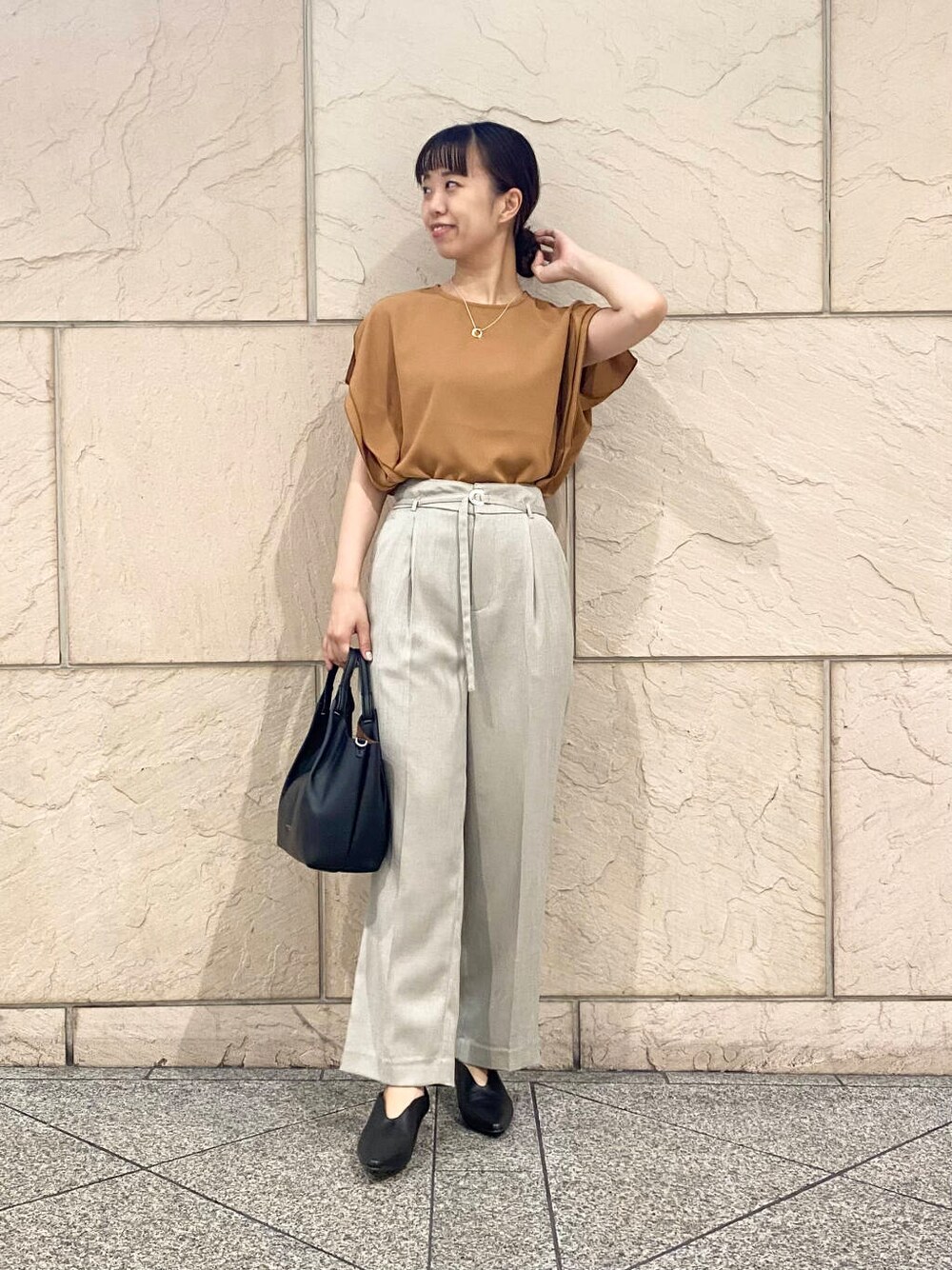 ベージュ系のその他パンツ、イエロー系のシャツ/ブラウス、ブラック系のパンプスを着用したレディースの夏コーディネートの2枚目の写真