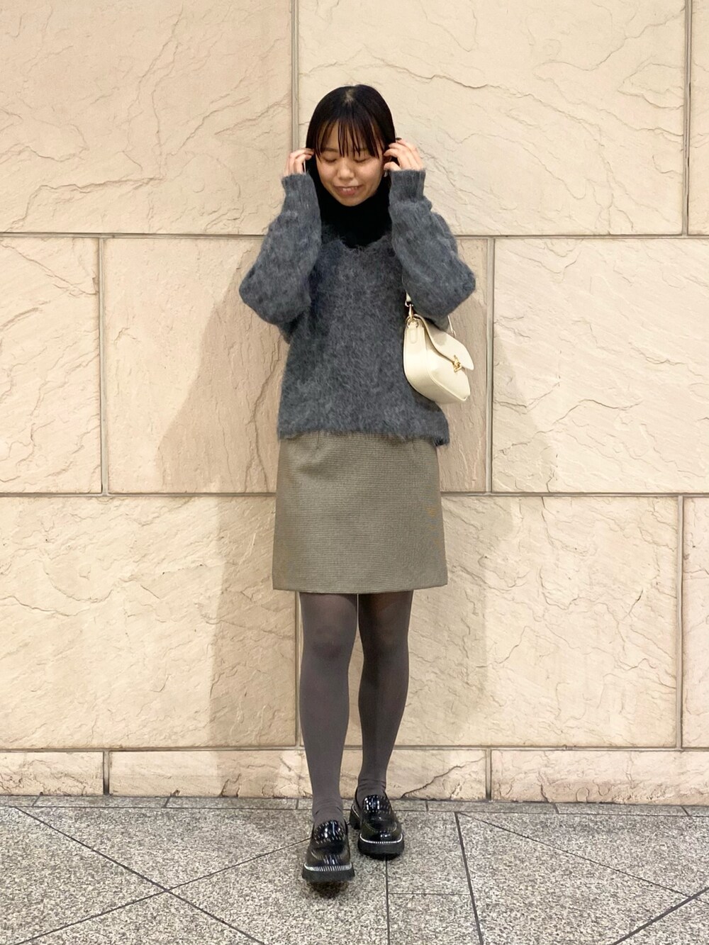 「URBAN RESEARCH ROSSO、URBAN RESEARCH、ROSSO、ニット、冬コーデ、大人可愛い、スカートスタイル、お洒落さんとつながりたい、ミニスカート、チェック、ローファー、ニットコーデ、イエベ秋、骨格ウェーブ」|「URBAN RESEARCH ROSSO WOMENのアルパカ混Vネックヘアリーニット(ニット/セーター、グレー系)」を使った、matsuさん(レディース・162cm)の冬コーディネートの3枚目の写真