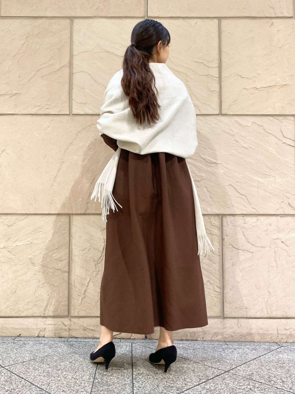 「URBAN RESEARCH ROSSO、ROSSO、URBAN RESEARCH、きれいめカジュアル、ニット、ニットワンピース、お出かけコーデ、大人女子、ホテルランチ、ホテルディナー、ワンピース、ブラウン、ストール、イエベ秋、骨格ウェーブ」|「URBAN RESEARCH ROSSO WOMENのフォルムシルエットVネックリブワンピース(ワンピース、ブラウン系)」を使った、matsuさん(レディース・162cm)の冬コーディネートの5枚目の写真