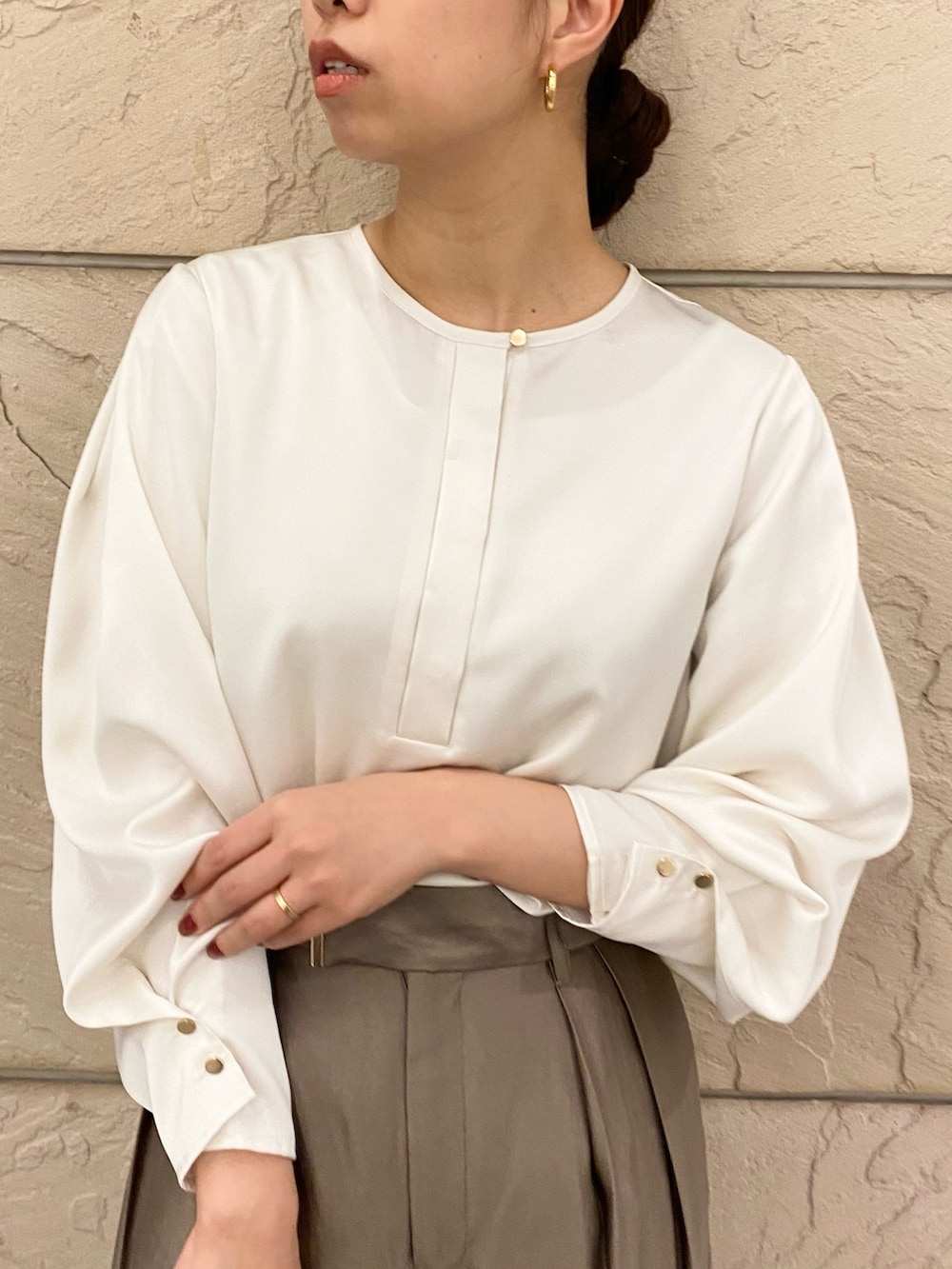 ベージュ系のその他アウター、ホワイト系のシャツ/ブラウス、ブラウン系のその他パンツを着用したレディースの冬コーディネートの4枚目の写真