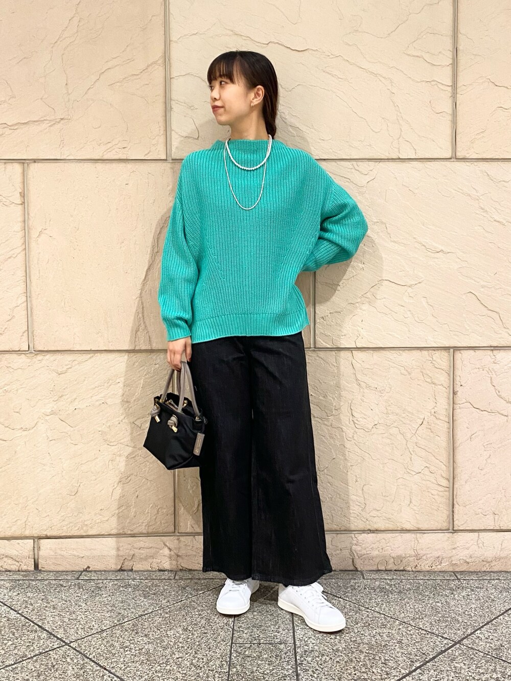 「URBAN RESEARCH ROSSO、URBAN RESEARCH、ROSSO、クリスマスに着たい服、冬コーデ、休日スタイル、大人コーデ、あったかコーデ、ニットコーデ、オトナカジュアル、カラーニット、グリーン、デニム、イエベ秋、骨格ウェーブ」｜「URBAN RESEARCH ROSSO WOMENのボートネックバックスリット畦ニット（ニット/セーター、グリーン系）」を使った、matsuさん（レディース・162cm）の冬コーディネートの2枚目の写真
