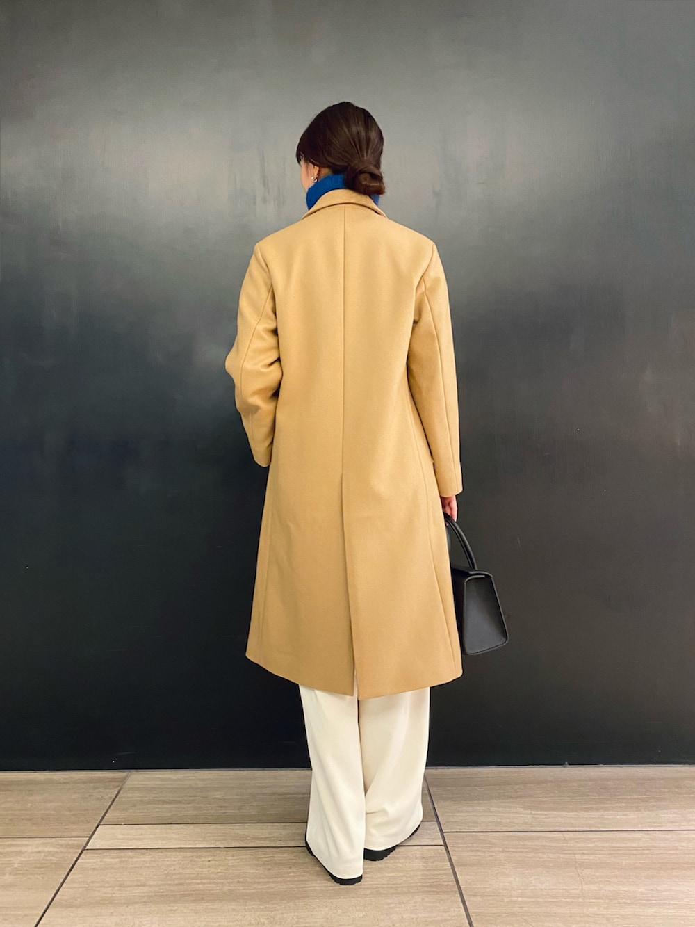 「URBAN RESEARCH ROSSO、URBAN RESEARCH、大人カジュアル、パンツスタイル、冬、きれいめカジュアル、ベージュ、ブルー、チェスターコート」|「URBAN RESEARCH ROSSOのモヘアリブニット(ニット/セーター、ブルー系)」を使った、matsuさん(レディース・162cm)の冬コーディネートの2枚目の写真