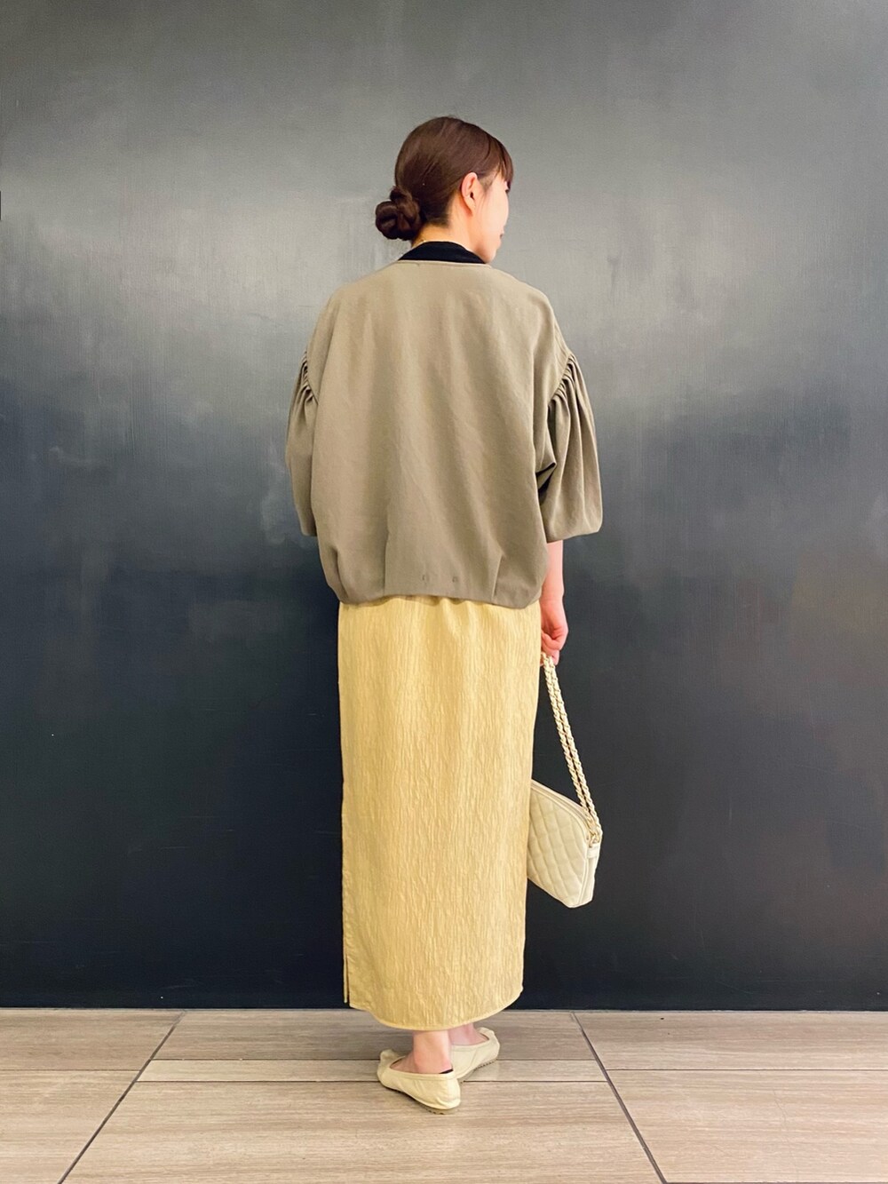 「URBAN RESEARCH ROSSO、URBAN RESEARCH、春服みてみて、休日スタイル、春コーデ、オフィスカジュアル、ボリューム袖、オトナカジュアル、きれいめカジュアル、春服、春アウター、ブルゾン、タイトスカート、春夏コーデ、イエロー」｜「URBAN RESEARCH ROSSOのタックボリュームブルゾン（ブルゾン、グリーン系）」を使った、matsuさん（レディース・162cm）の春コーディネートの3枚目の写真