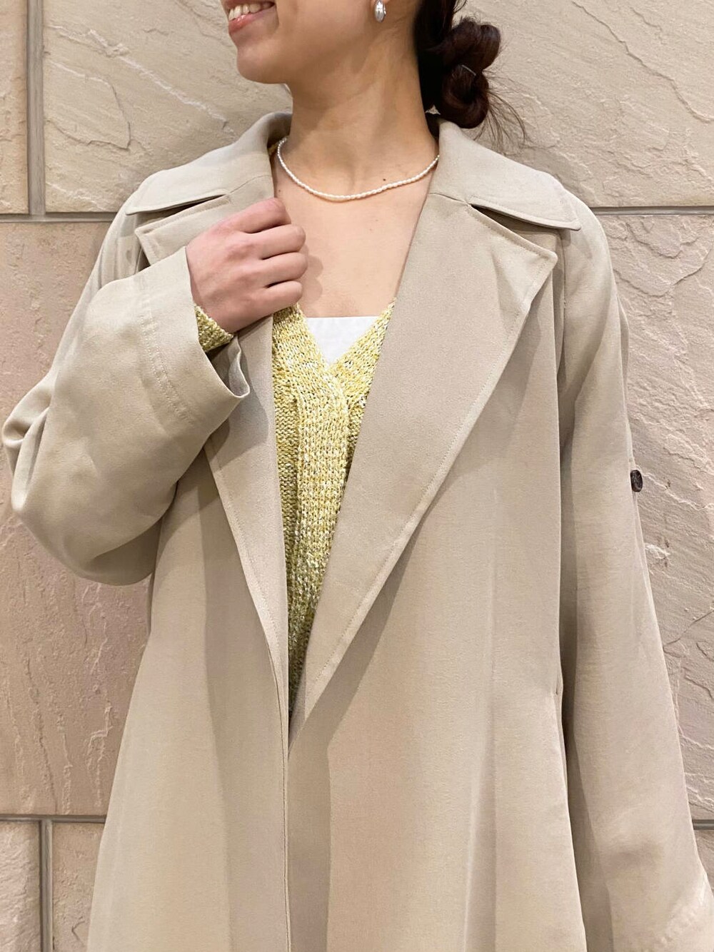 「大人カジュアル、キレイめ、アウター、きれいめカジュアル、春コーデ、着回しコーデ、春服、春アウター、newarrival、オフィスカジュアル、フェミニン、ROSSO、オンオフ兼用、オンオフ、20代後半」|「URBAN RESEARCH ROSSO WOMENのタックストレートスカート(スカート、ホワイト系)」を使った、matsuさん(レディース・162cm)の冬コーディネートの5枚目の写真