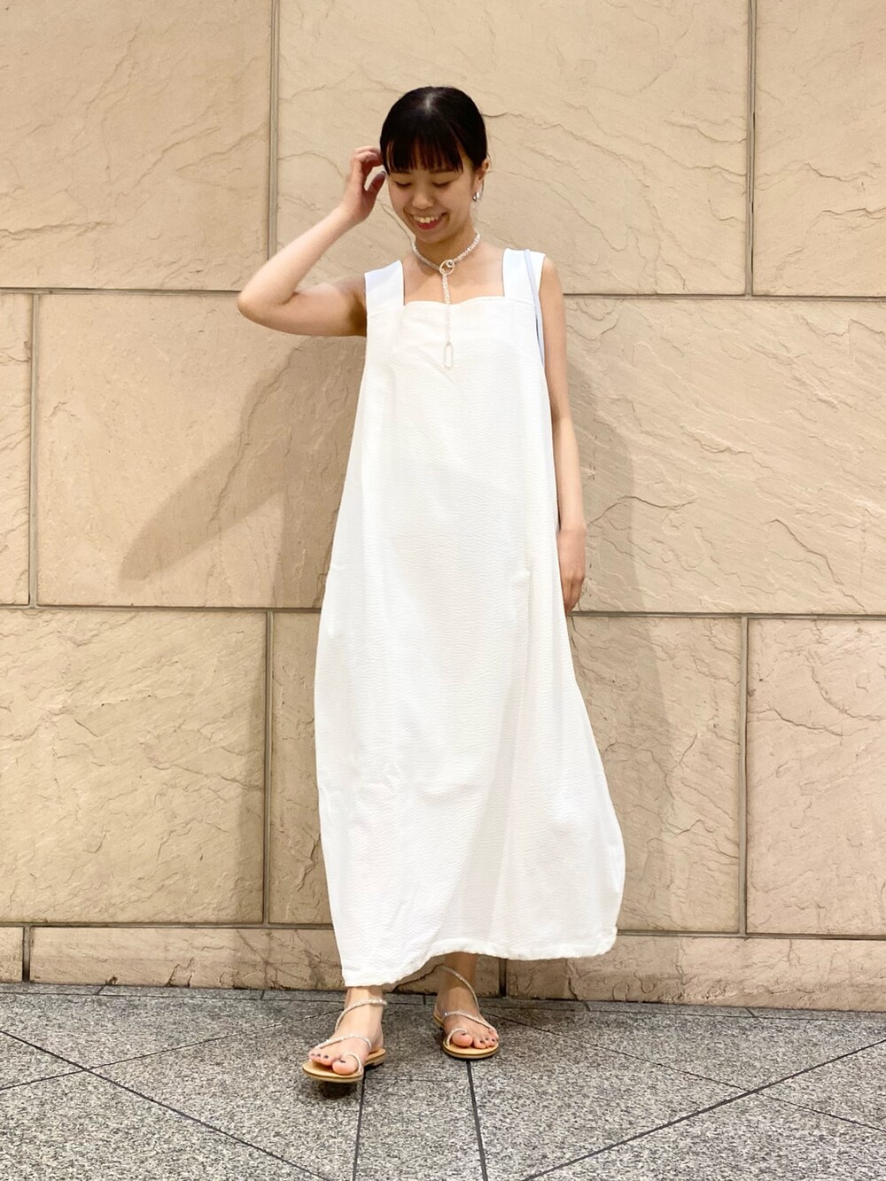 「URBAN RESEARCH ROSSO、夏コーデ、さらっと晴れやかスナップ、サンダル、韓国ファッション、お出かけコーデ、ワンピース、オトナ女子、旅行、リゾートスタイル、ドレス」｜「NICOLAS LAINASのアイテム（サンダル、シルバー系）」を使った、matsuさん（レディース・162cm）の夏コーディネートの2枚目の写真