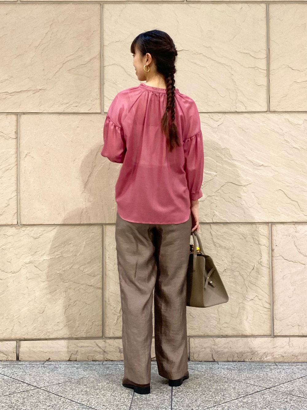 「URBAN RESEARCH ROSSO、URBAN RESEARCH、秋っぽコーデ更新中、シアートップス、秋コーデ、秋服コーデ、大人コーデ、パンツスタイル、通勤コーデ、お仕事コーデ、オフィスカジュアル」｜「URBAN RESEARCH ROSSO WOMENのチンツシアーギャザーブラウス（シャツ/ブラウス、ピンク系）」を使った、matsuさん（レディース・162cm）の秋コーディネートの3枚目の写真