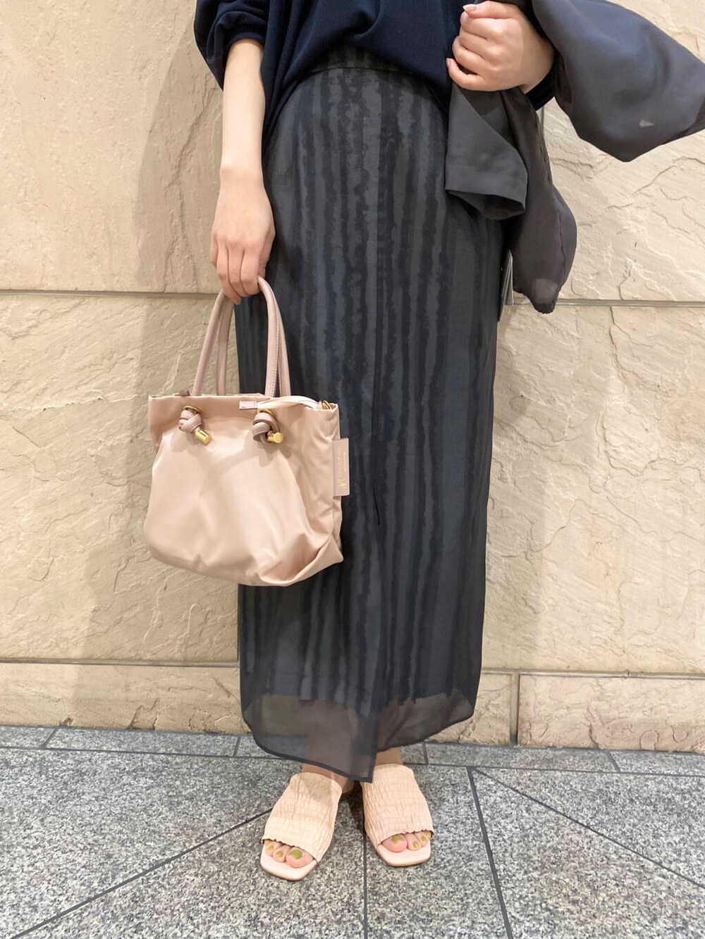 「大人カジュアル、キレイめ、アウター、きれいめカジュアル、ブラウス、春コーデ、春服、春アウター、newarrival、オフィスカジュアル、フェミニン、ROSSO、オンオフ兼用、オンオフ、大人かわいい」|「URBAN RESEARCH ROSSO WOMENのジョーゼットドルマンプルオーバー(シャツ/ブラウス、ブルー系)」を使った、matsuさん(レディース・162cm)の春コーディネートの9枚目の写真